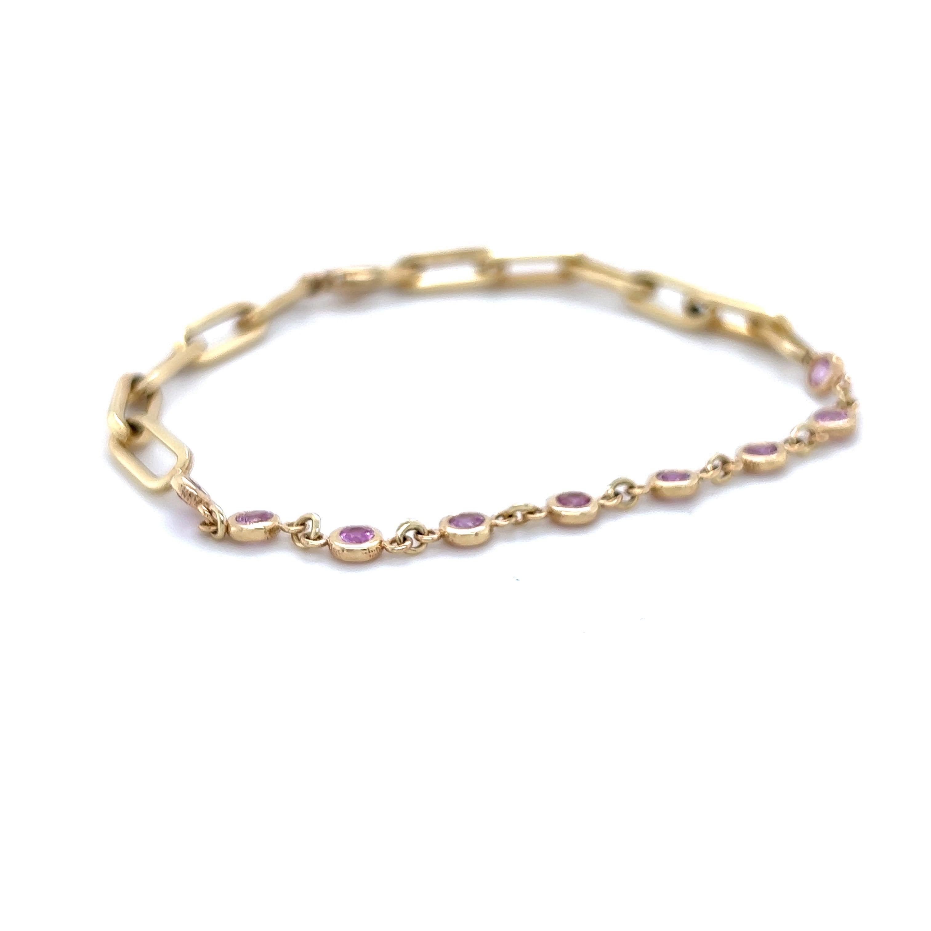 Ce bracelet contient 0,93 carats de saphirs roses naturels de taille ronde et mesure environ 7,5 pouces de long. 

Elle est sertie en or jaune 14 carats et pèse environ 5,9 grammes.

