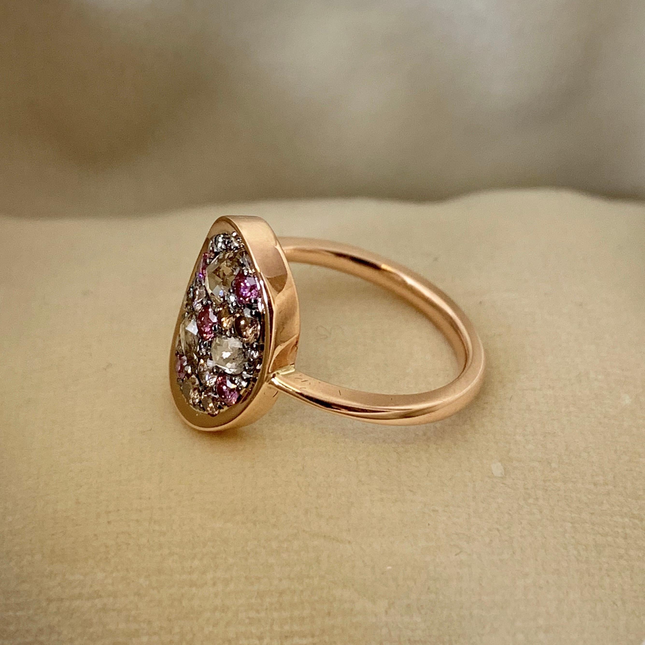 One of a kind ring handmade in Belgium by jewellery artist Joke Quick in 18K rose gold 3,9 g & blackened sterling silver (The stones are set on silver to create a black background for the stones)
Set with Fancy brown rose-cut diamonds 0,41 ct.,