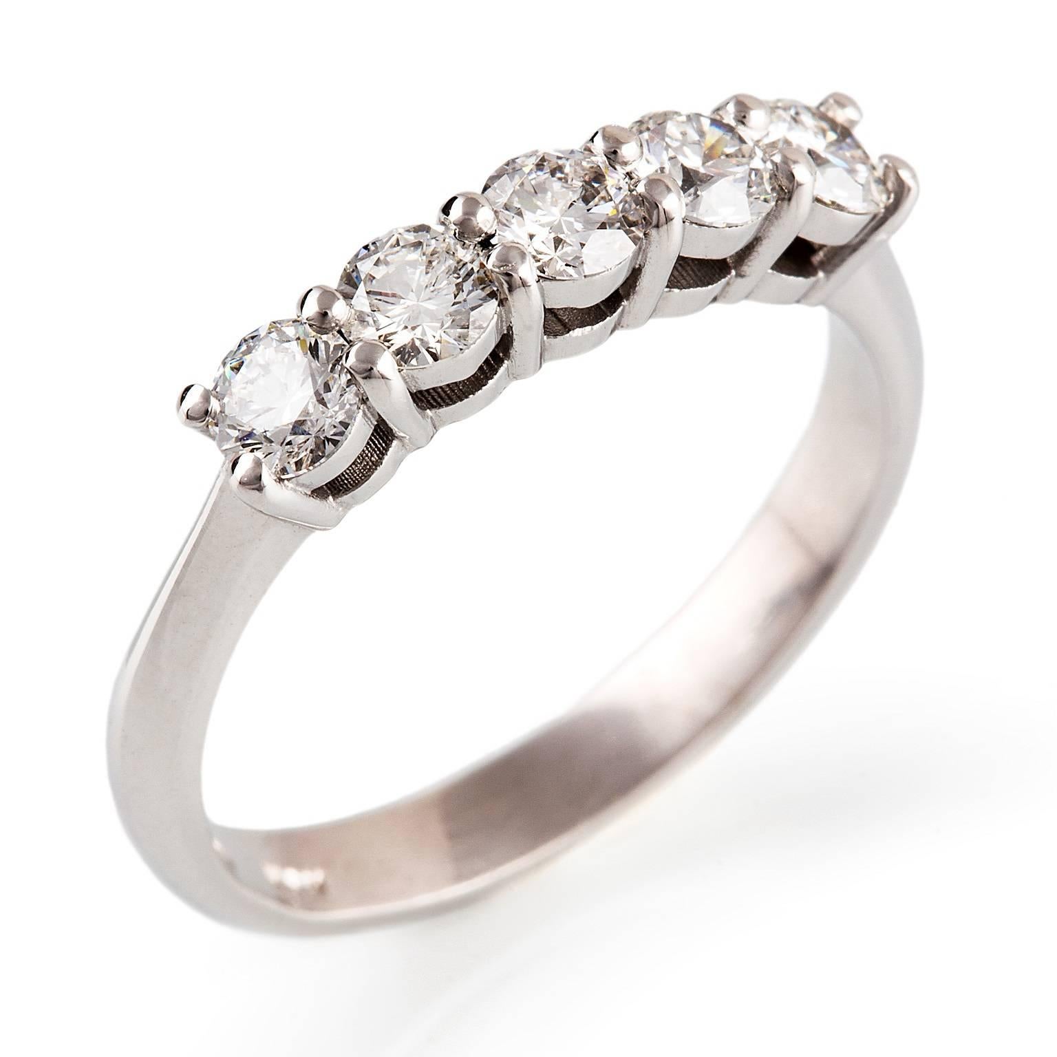 Round Cut 0.93 Carat Round Brilliant Cut Diamond Bridal Ring in 18 Carat White Gold For Sale