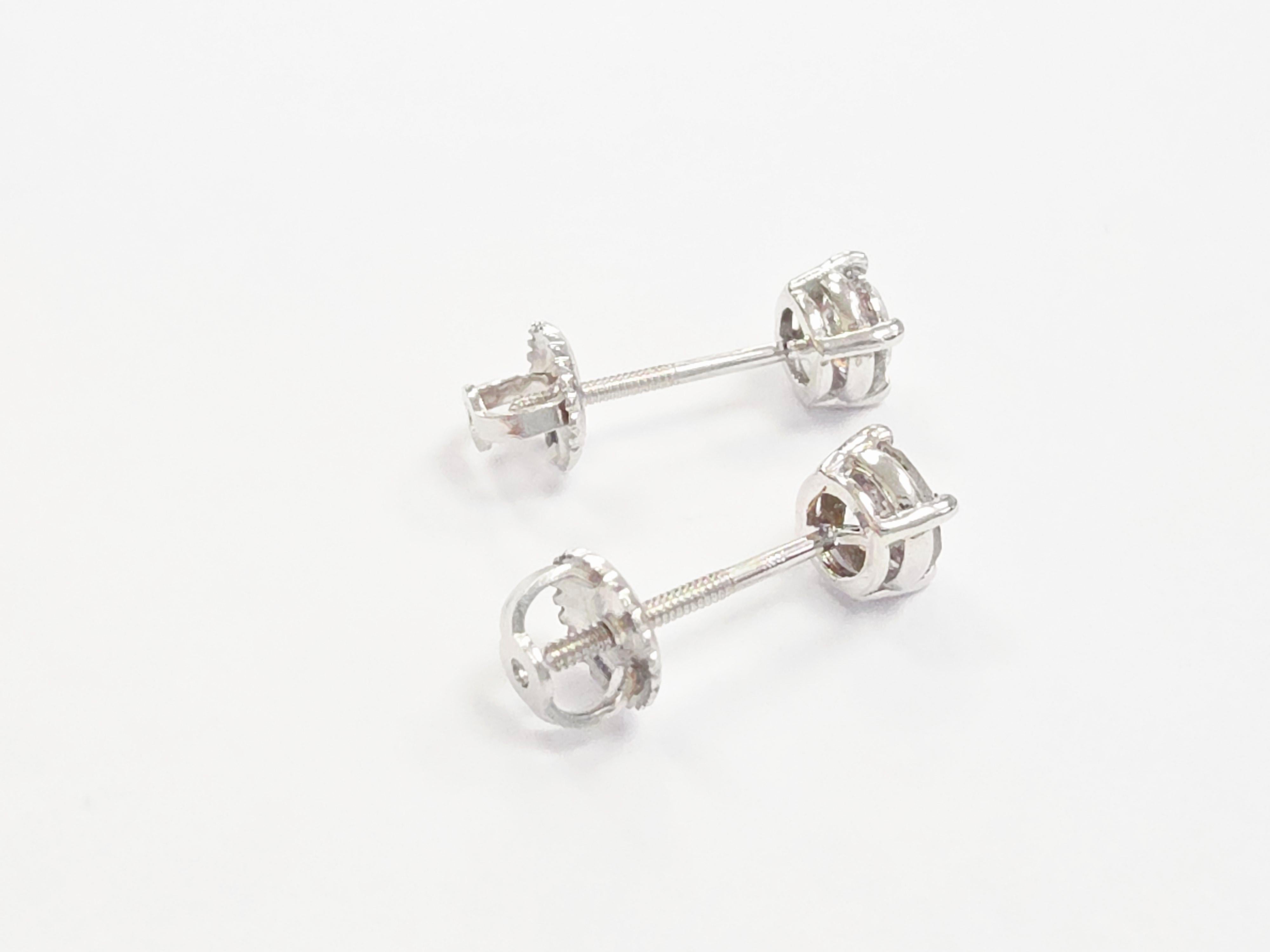 0,93 Karat runde Ohrstecker mit Naturdiamanten aus 14K Weißgold

Fügen Sie Ihrer Schmucksammlung zeitlose Eleganz hinzu mit diesen wunderschönen 0,93 Karat Naturdiamant-Ohrsteckern. Jeder Ohrring ist mit einem Brillanten im Rundschliff besetzt, der