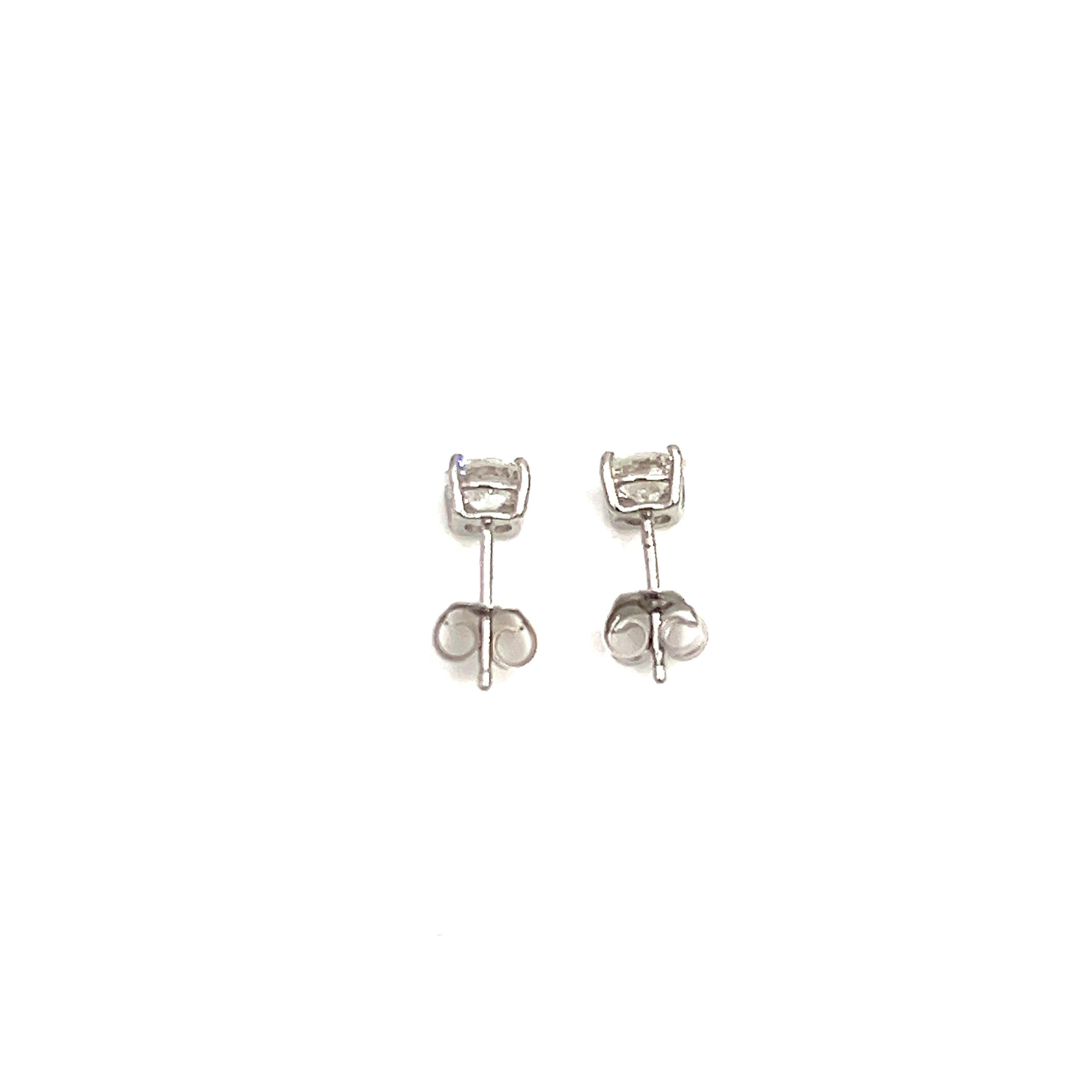 0.93 ct Diamond Stud Earrings  In New Condition For Sale In Chicago, IL