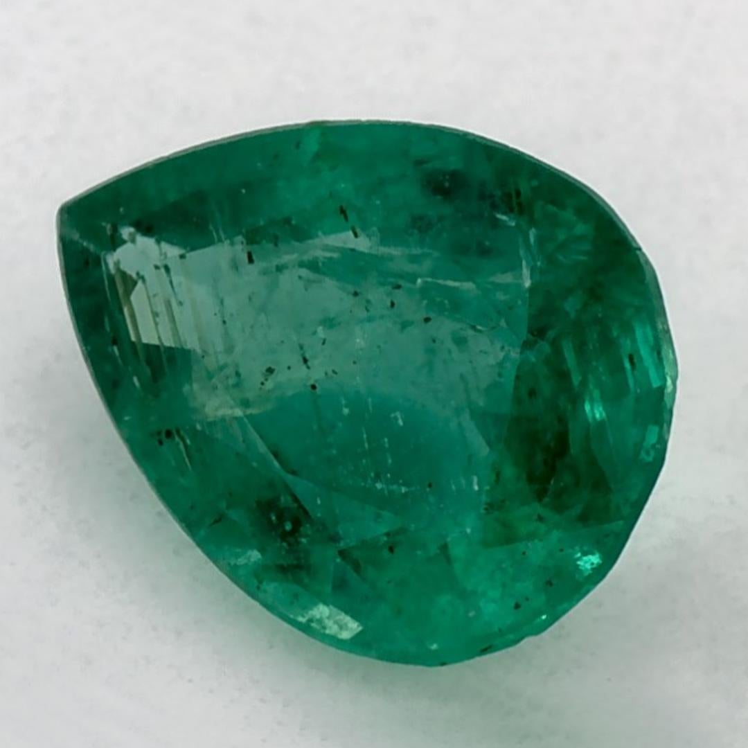 D'un vert éclatant, la pierre de naissance du mois de mai symbolise le renouveau de la croissance printanière. 

Explorez la vibrante collection d'émeraudes, de rubis et de saphirs de notre magasin, disponibles sous forme de pierres précieuses en