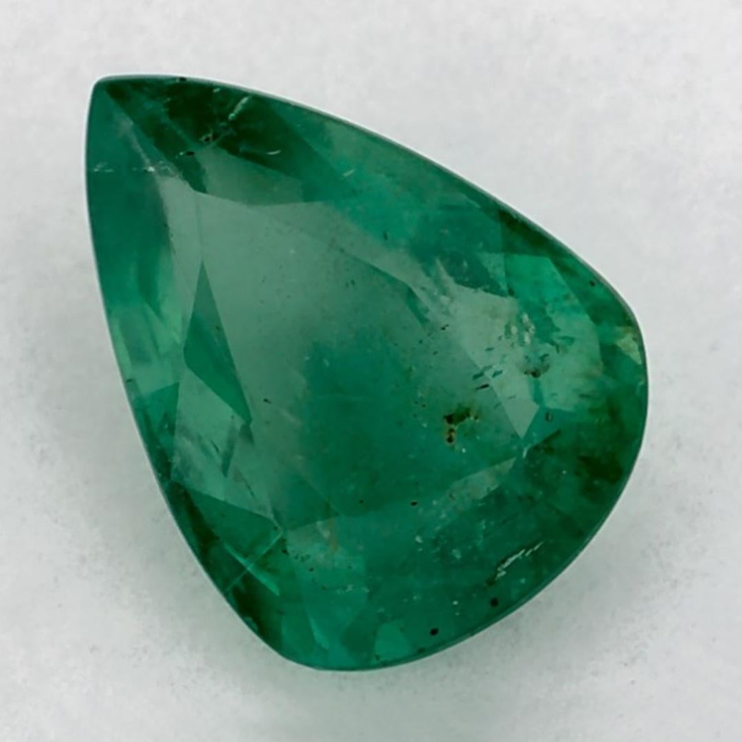 D'un vert éclatant, la pierre de naissance du mois de mai symbolise le renouveau de la croissance printanière. 

Explorez la vibrante collection d'émeraudes, de rubis et de saphirs de notre magasin, disponibles sous forme de pierres précieuses en