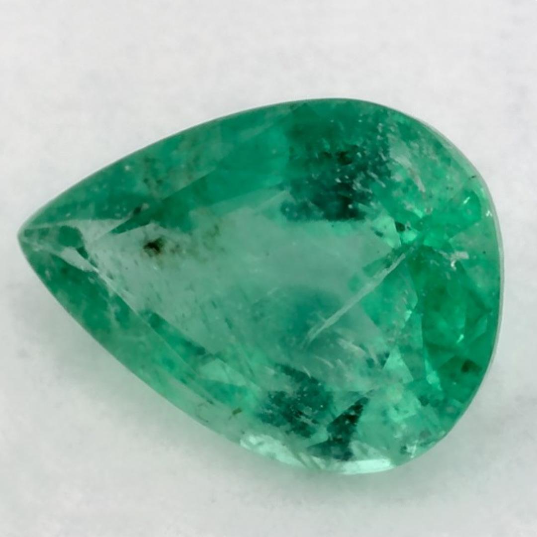 D'un vert éclatant, la pierre de naissance du mois de mai symbolise le renouveau de la croissance printanière. 

Explorez la vibrante collection d'émeraudes, de rubis et de saphirs de notre magasin, disponibles sous forme de pierres précieuses en