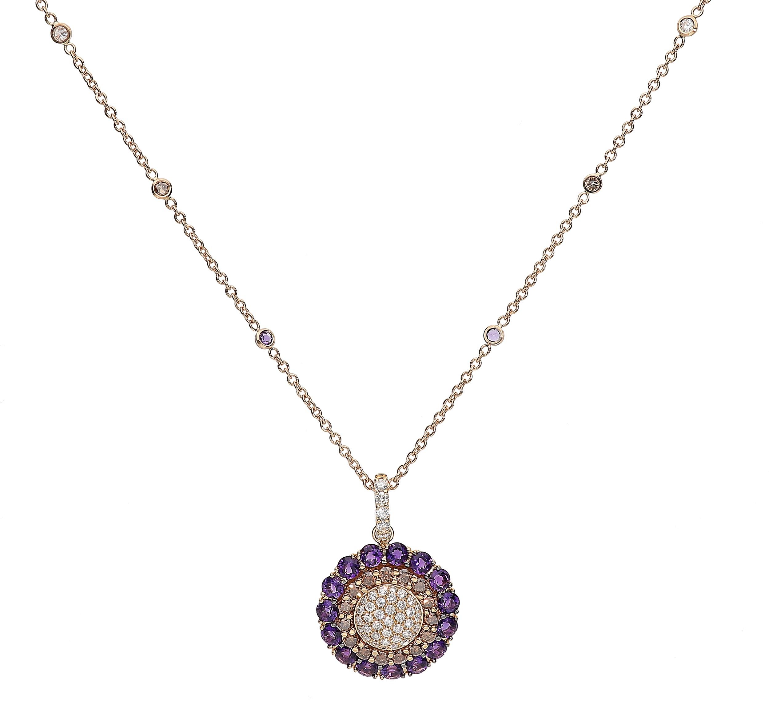 Delicious necklace in 18kt pink gold for 14,95 grams formed by a pendant and a 44 centimeters long chain with resizing ring on 41 centimeters and stones on circles.
The pendant is a round element set with amethyst, white and brown round brilliant