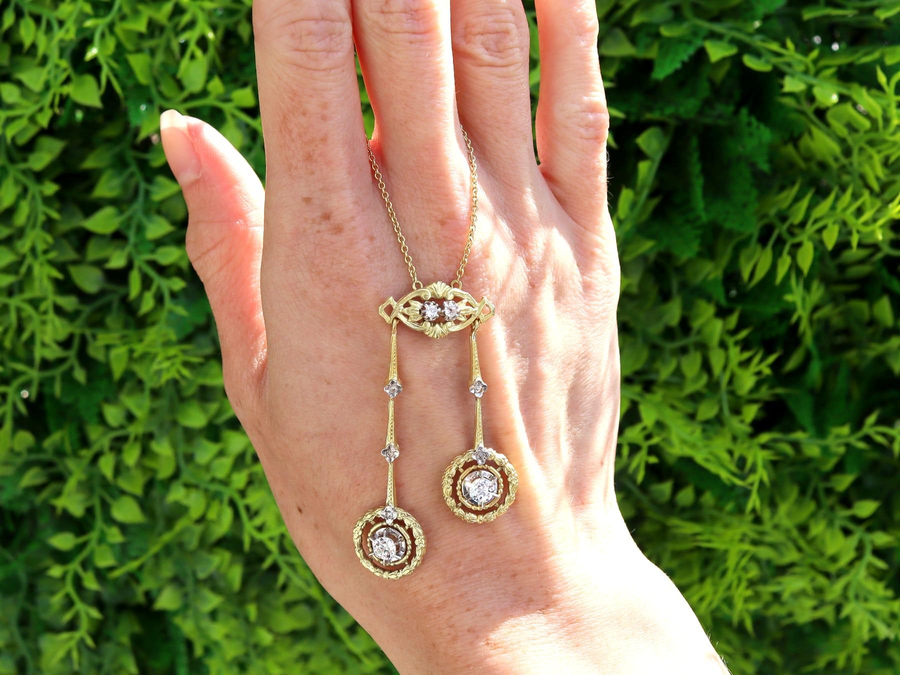 Una splendida collana antica da 0,93 carati con diamanti e oro giallo 18 carati e oro bianco 18 carati; fa parte delle nostre diverse collezioni di gioielli antichi e di gioielli di proprietà. 

Questo splendido, raffinato e impressionante ciondolo