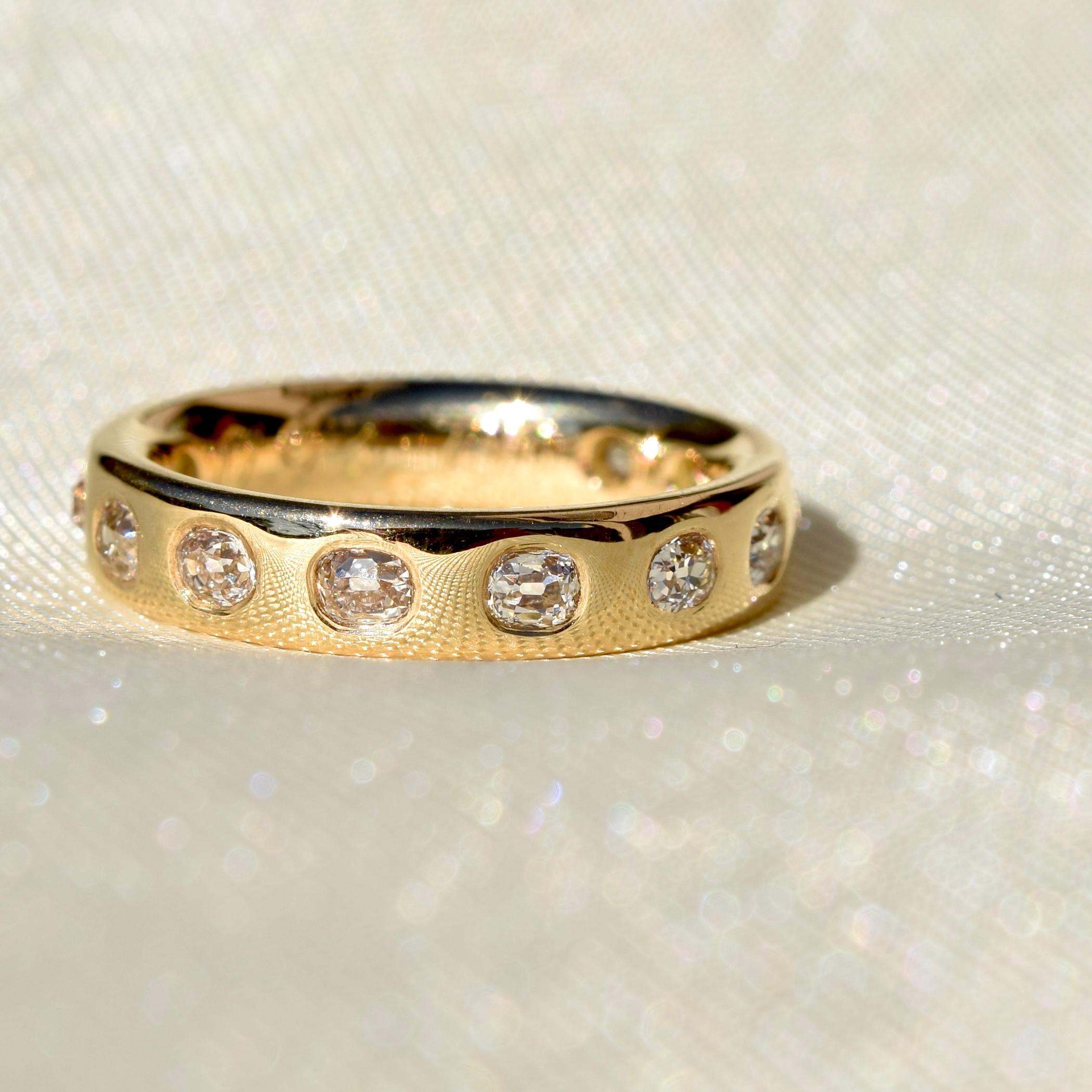Ein neu angefertigter Ring mit antiken Diamanten.

- Elf alte Diamanten im Minenschliff (E-H/ VS1-VS2)
- Gesamtgewicht der Diamanten: 0,93 Karat (das Karatgewicht ist im Inneren des Bandes gestempelt)
- 750/ 18 Karat massives Gelbgold (auf der
