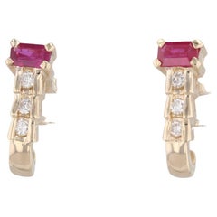 Pendientes de Gancho en J de Diamante Rubí de 0,93 ctw Gotas de Oro Amarillo de 14k