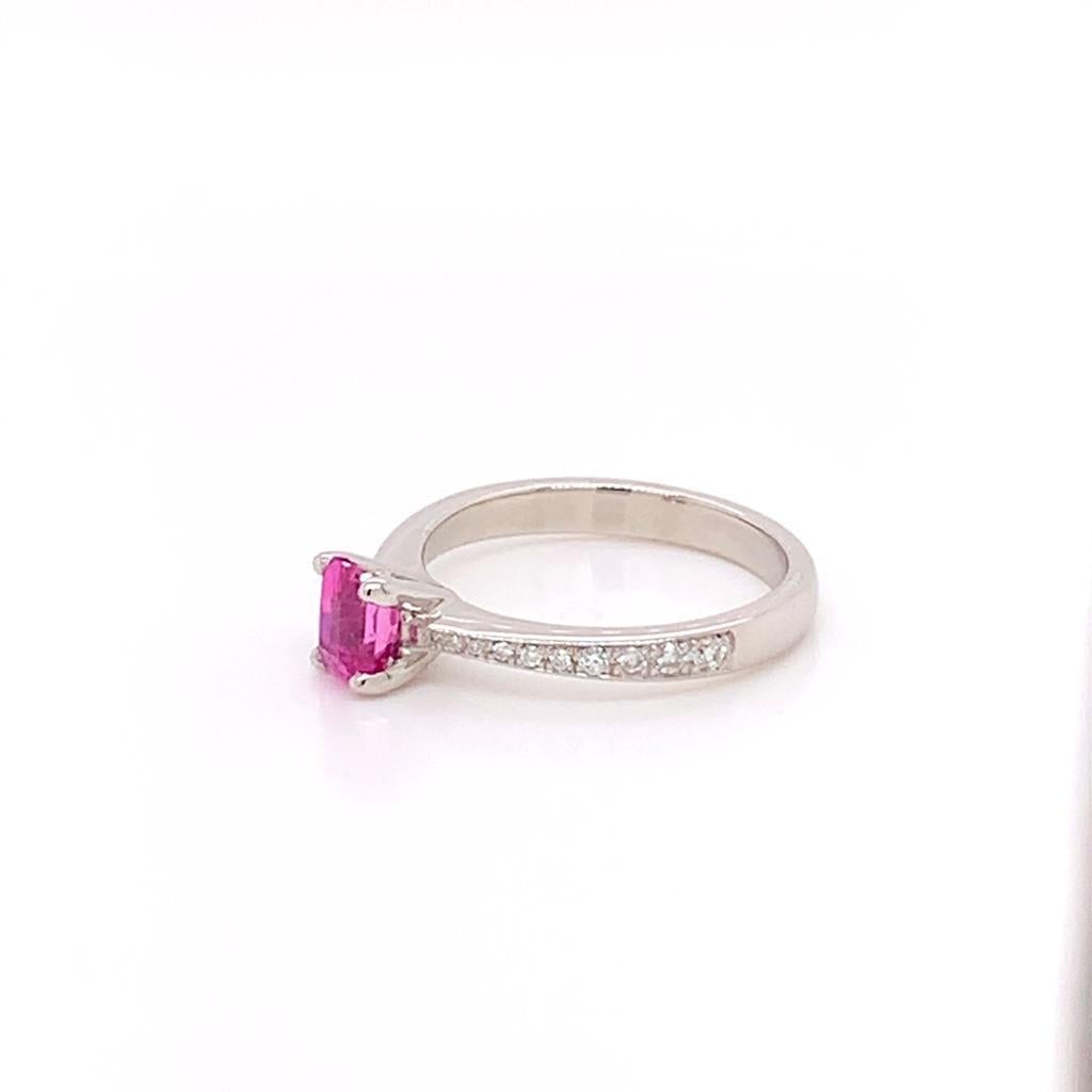 0.94 Carat Cushion Cut Pink Sapphire with Shoulder Diamonds in Platinum For Sale 1