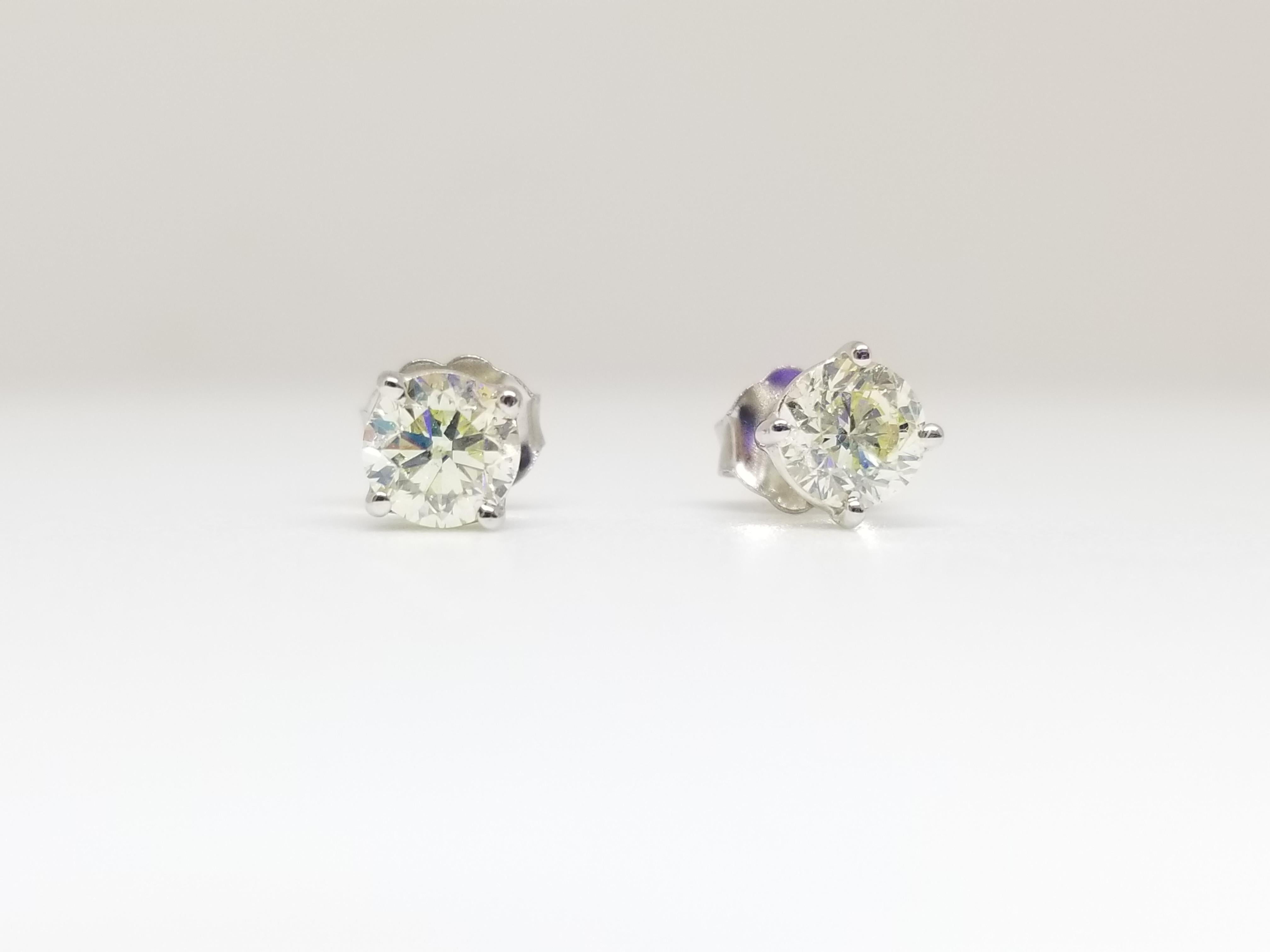 Round Cut 0.94 Carat Natural Diamond Round Studs