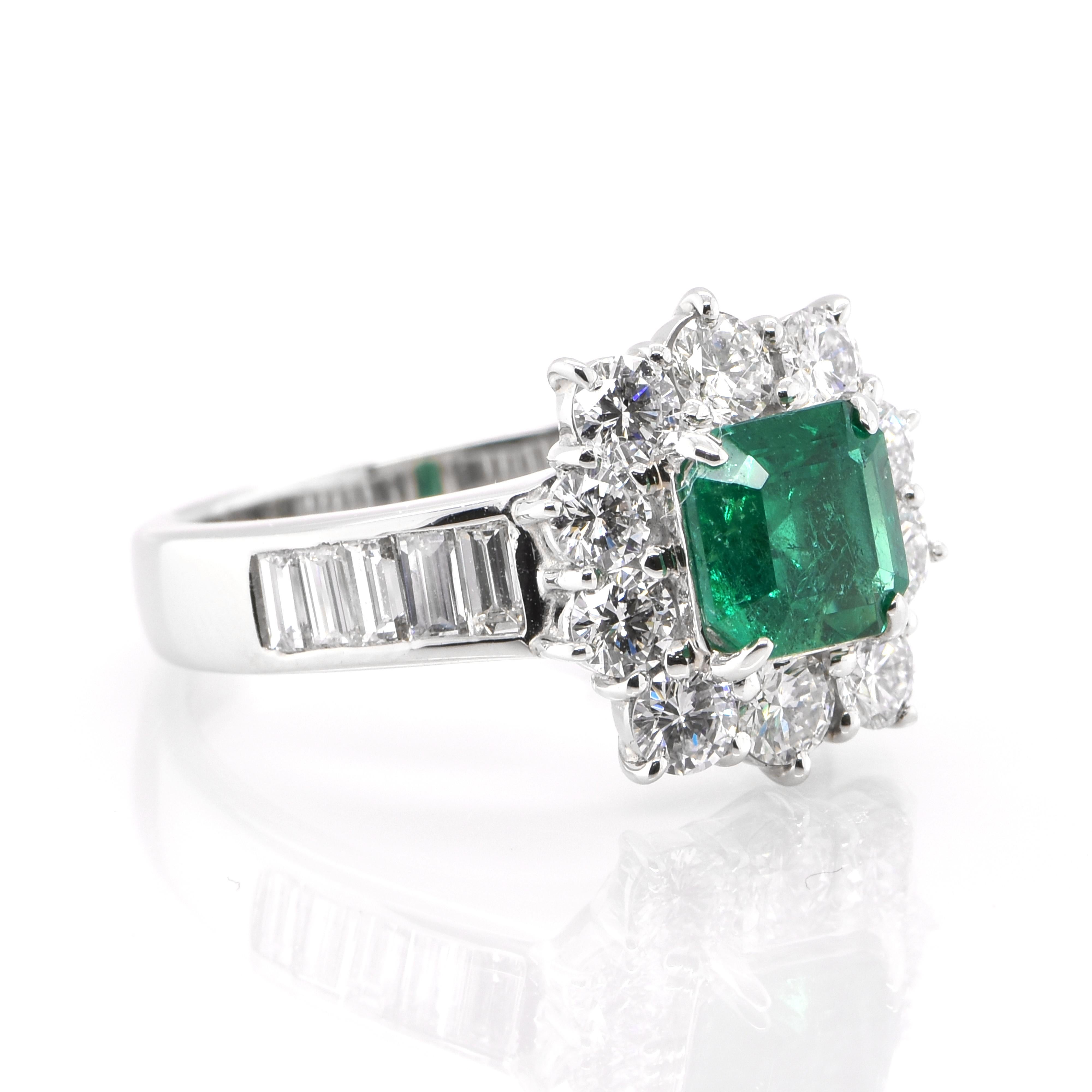 Modern 0.94 Carat Natural Emerald and Diamond Halo Ring Set in Platinum For Sale