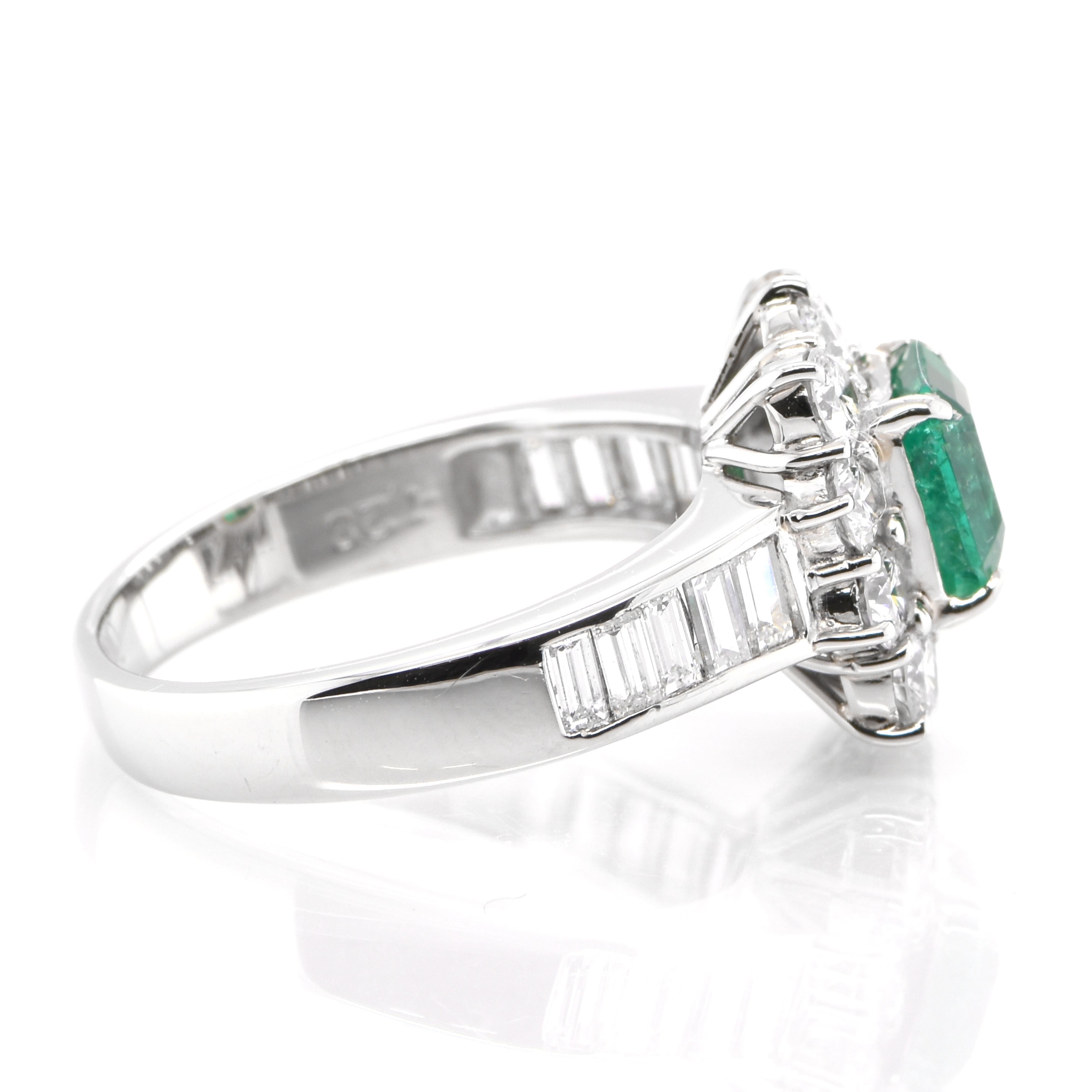 0.94 Carat Natural Emerald and Diamond Halo Ring Set in Platinum In New Condition For Sale In Tokyo, JP