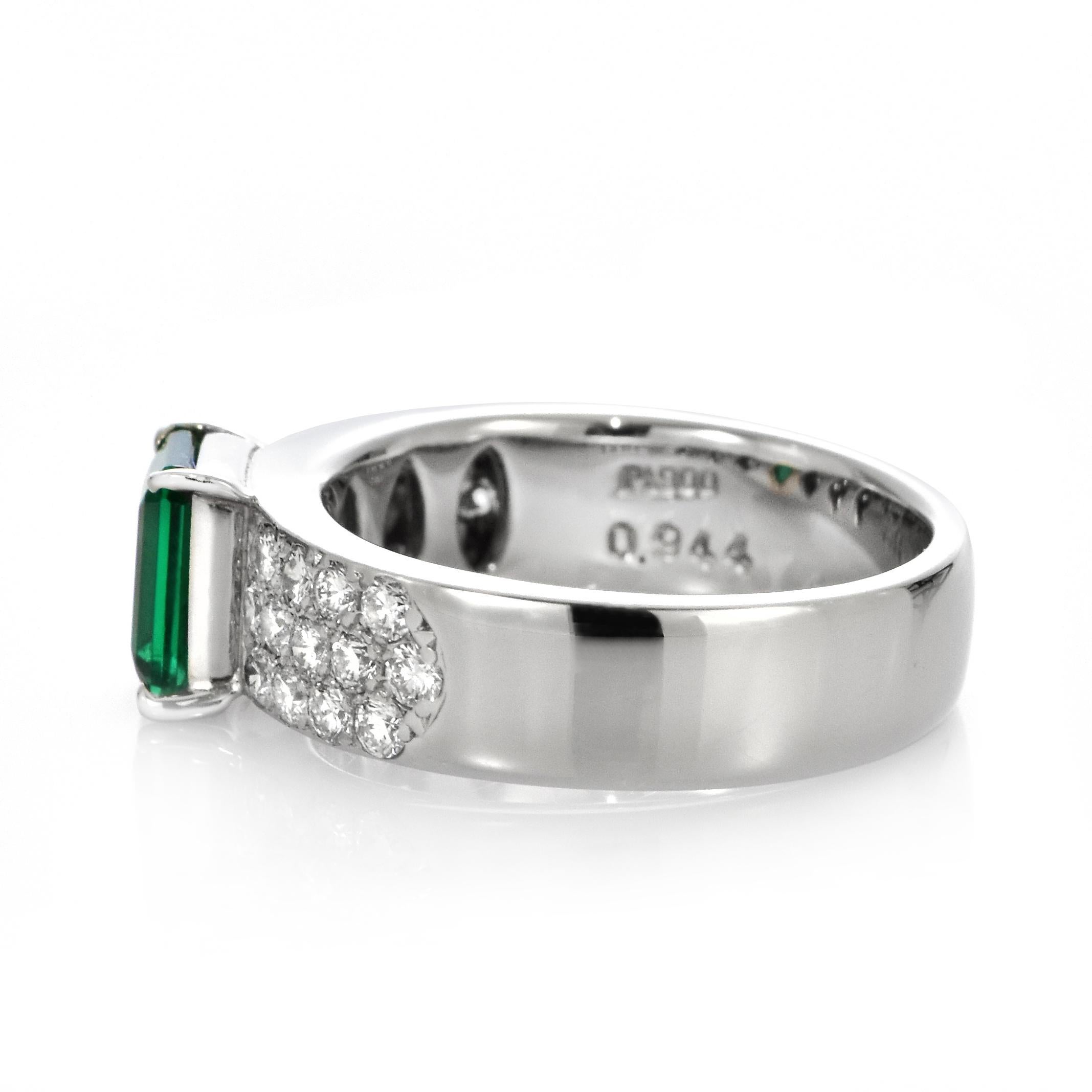 0,94 Karat Natürlicher, Vivid grüner Smaragd und Diamantring aus Platin im Angebot 4