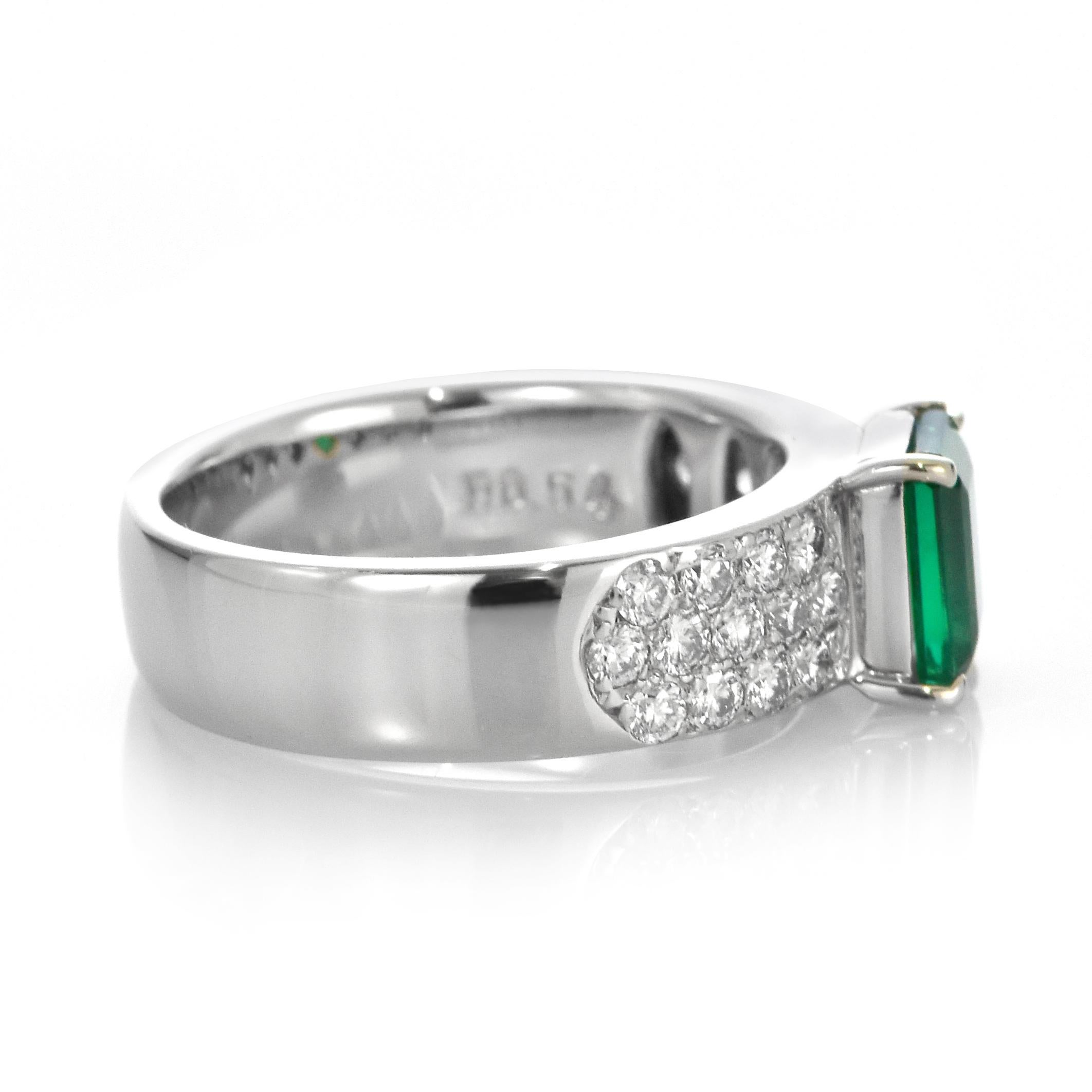 0,94 Karat Natürlicher, Vivid grüner Smaragd und Diamantring aus Platin im Angebot 5