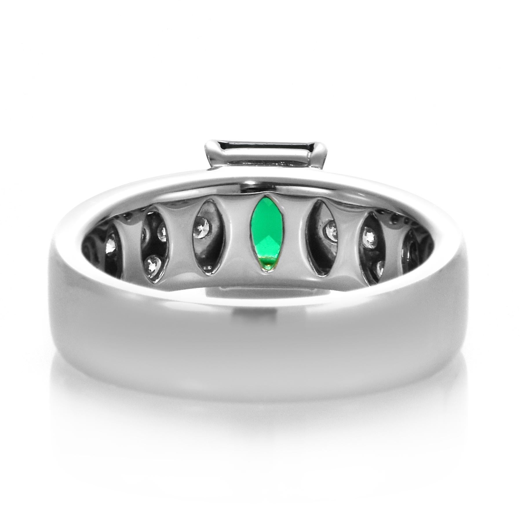 0,94 Karat Natürlicher, Vivid grüner Smaragd und Diamantring aus Platin im Angebot 6