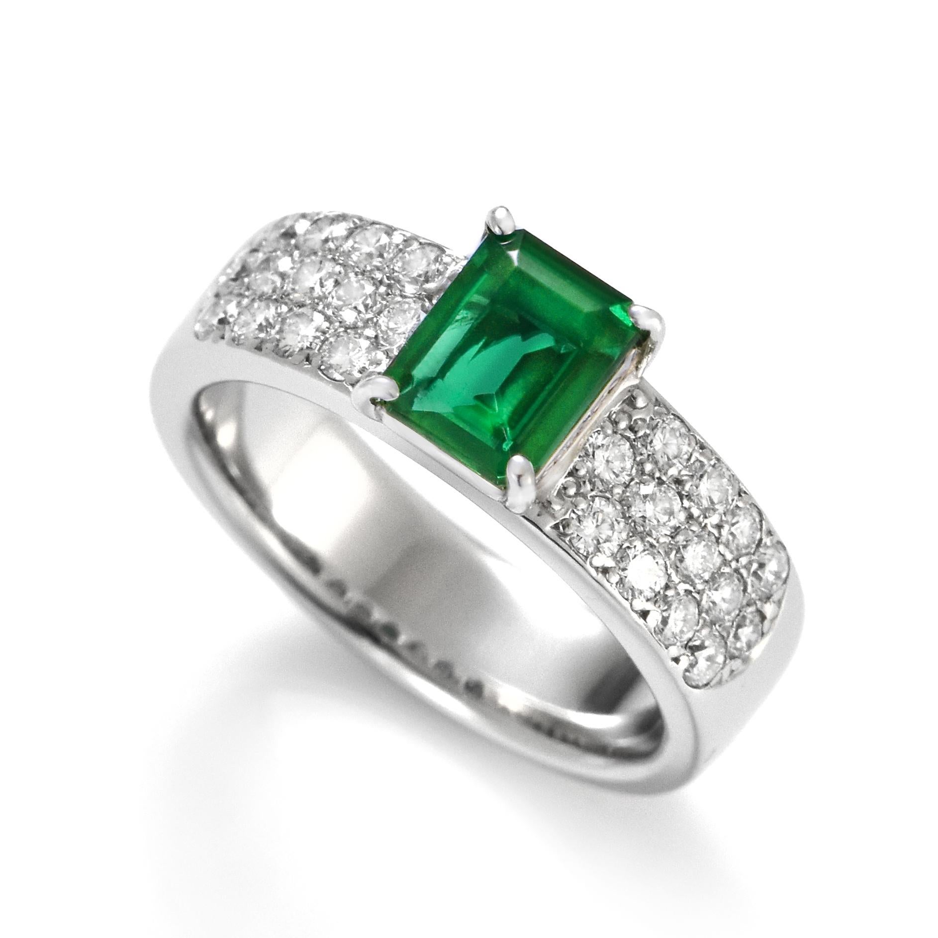 Ein atemberaubender Ring mit einem GIA-zertifizierten natürlichen sambischen Smaragd von 0,94 Karat und Diamanten von 0,54 Karat, eingefasst in Platin. Seit Tausenden von Jahren bewundern die Menschen das Grün des Smaragds. Smaragde werden seit