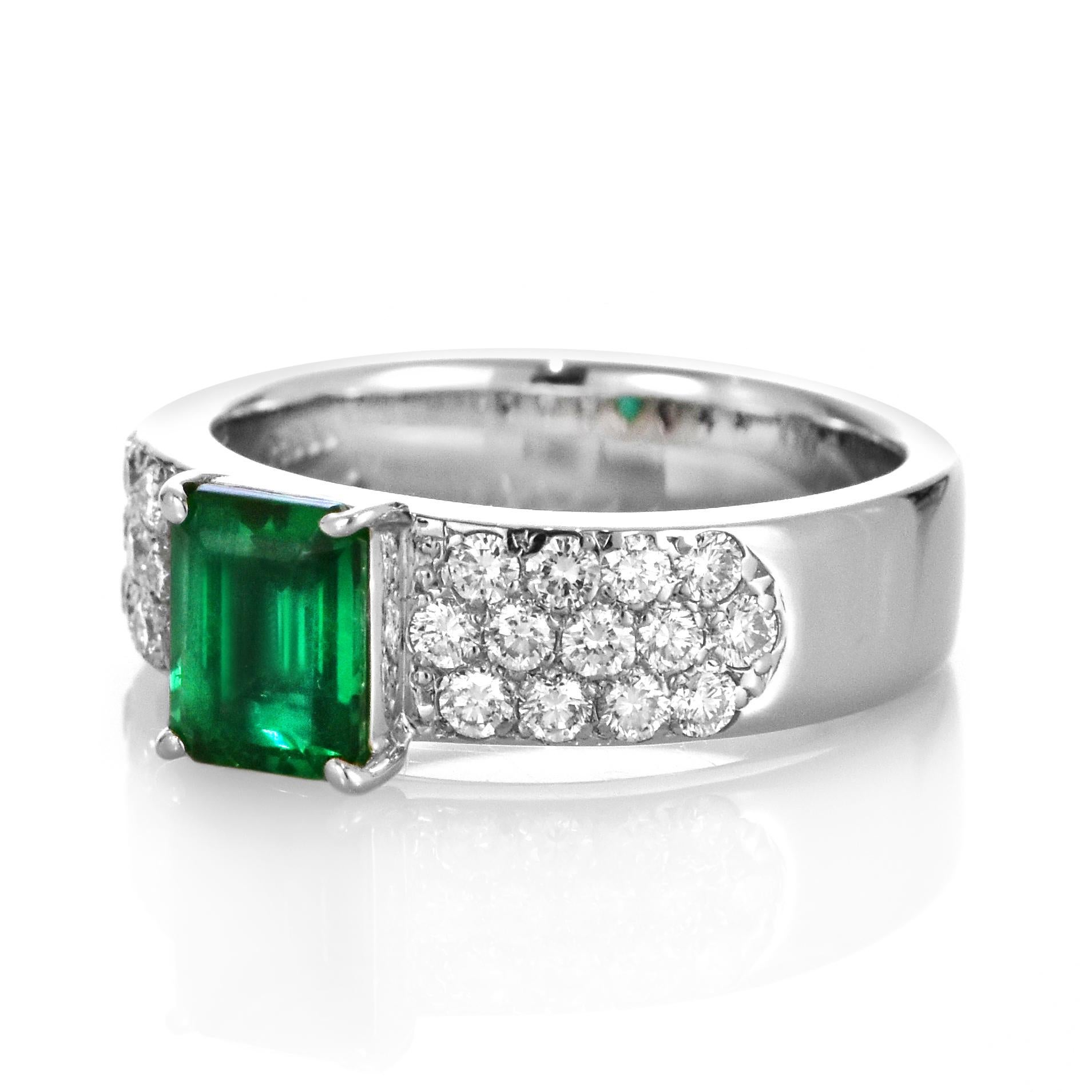 0,94 Karat Natürlicher, Vivid grüner Smaragd und Diamantring aus Platin (Moderne) im Angebot