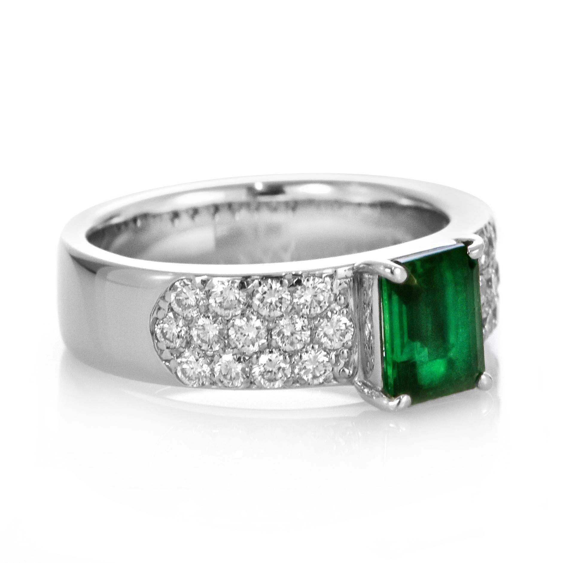 0,94 Karat Natürlicher, Vivid grüner Smaragd und Diamantring aus Platin (Smaragdschliff) im Angebot