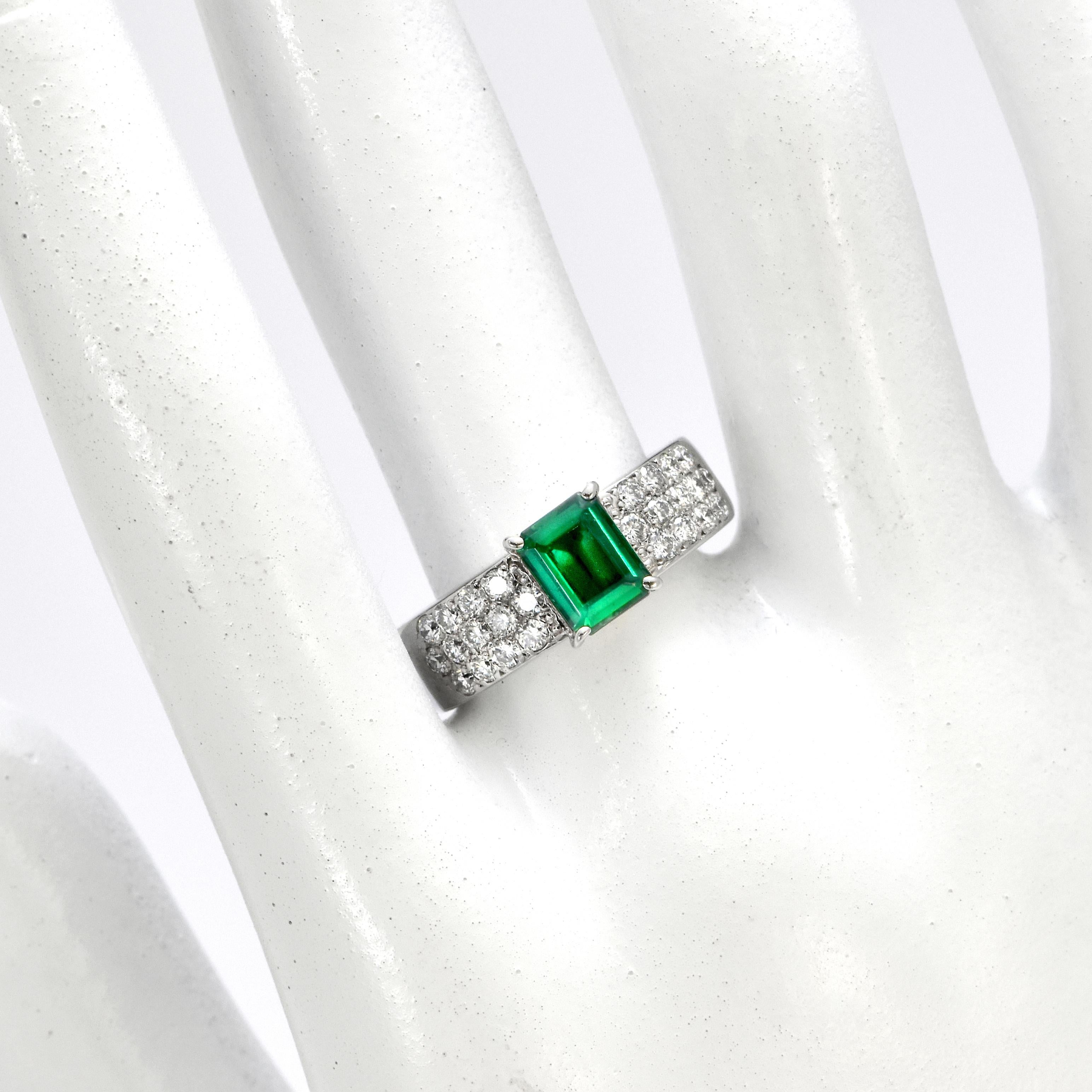 0,94 Karat Natürlicher, Vivid grüner Smaragd und Diamantring aus Platin im Zustand „Neu“ im Angebot in Tokyo, JP