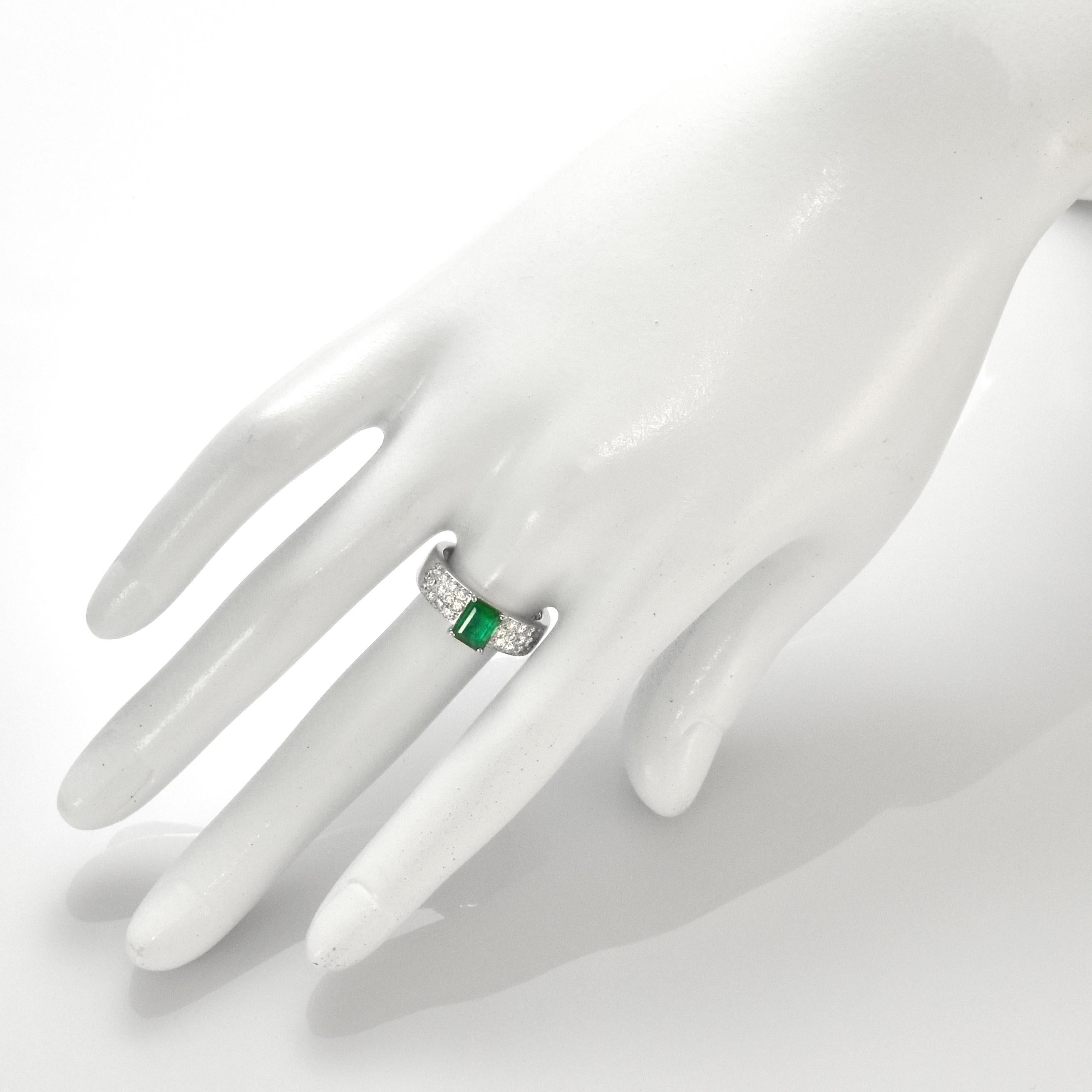 0,94 Karat Natürlicher, Vivid grüner Smaragd und Diamantring aus Platin Damen im Angebot