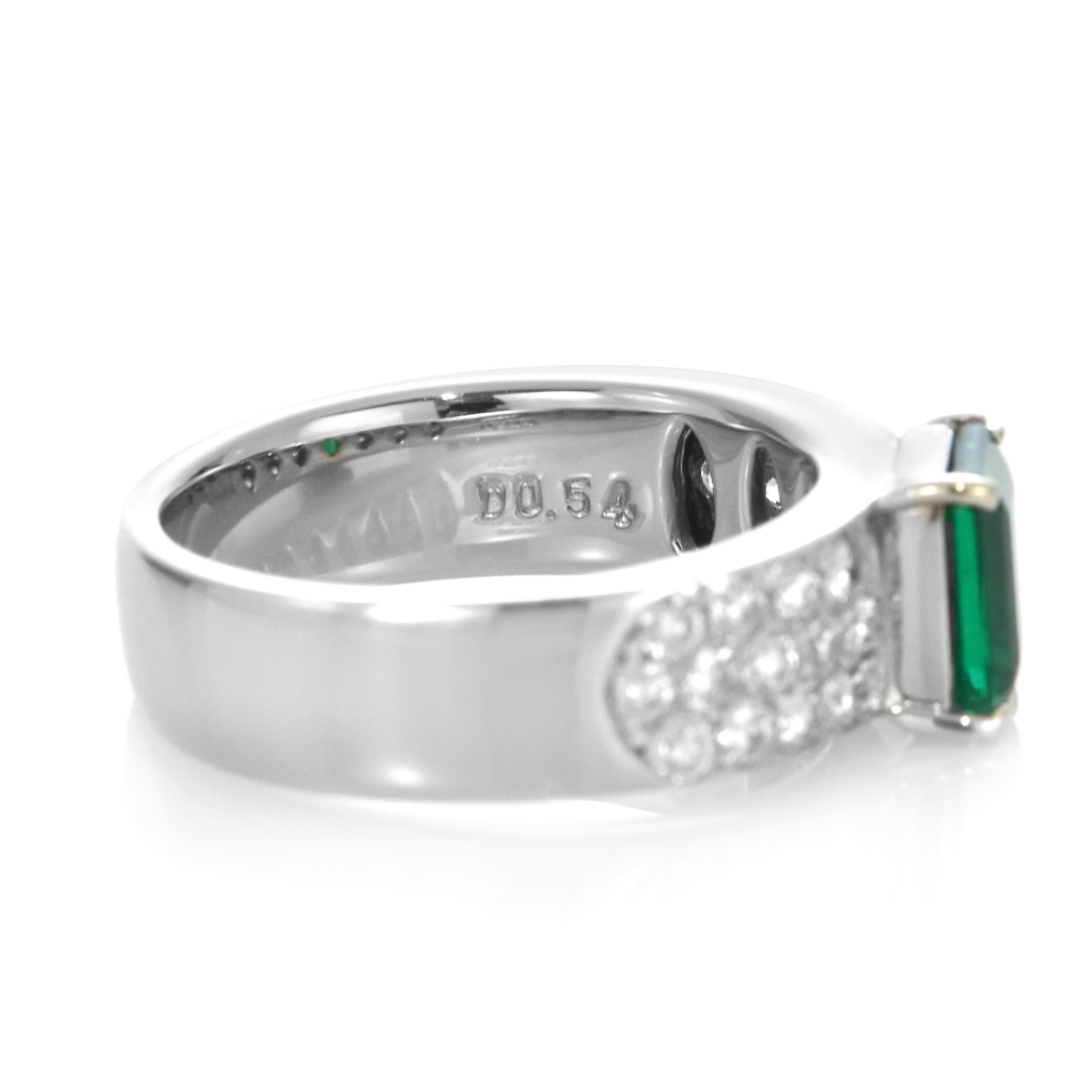 0,94 Karat Natürlicher, Vivid grüner Smaragd und Diamantring aus Platin im Angebot 2