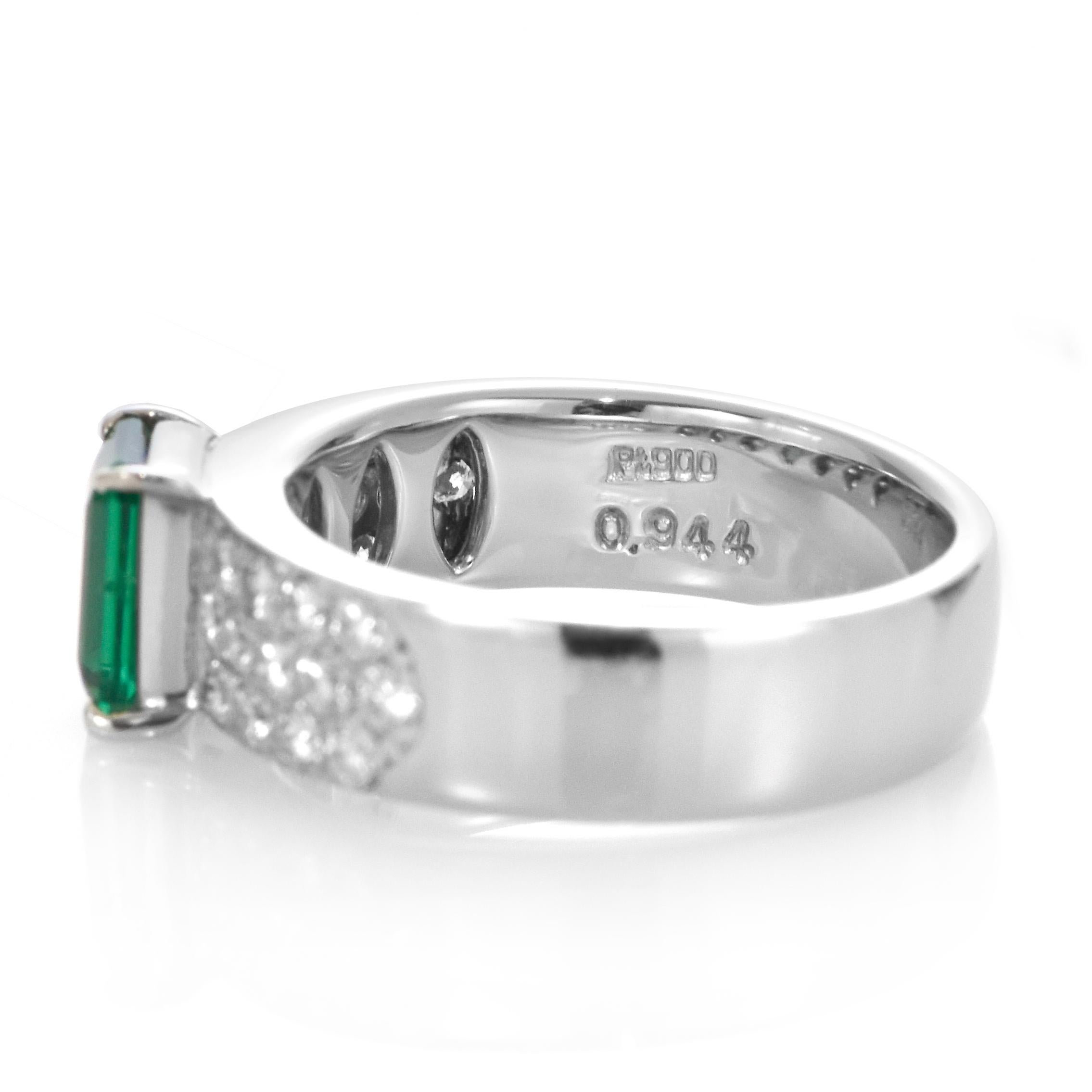 0,94 Karat Natürlicher, Vivid grüner Smaragd und Diamantring aus Platin im Angebot 3