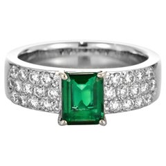 Anello con diamante e smeraldo verde vivo naturale da 0,94 carati in platino