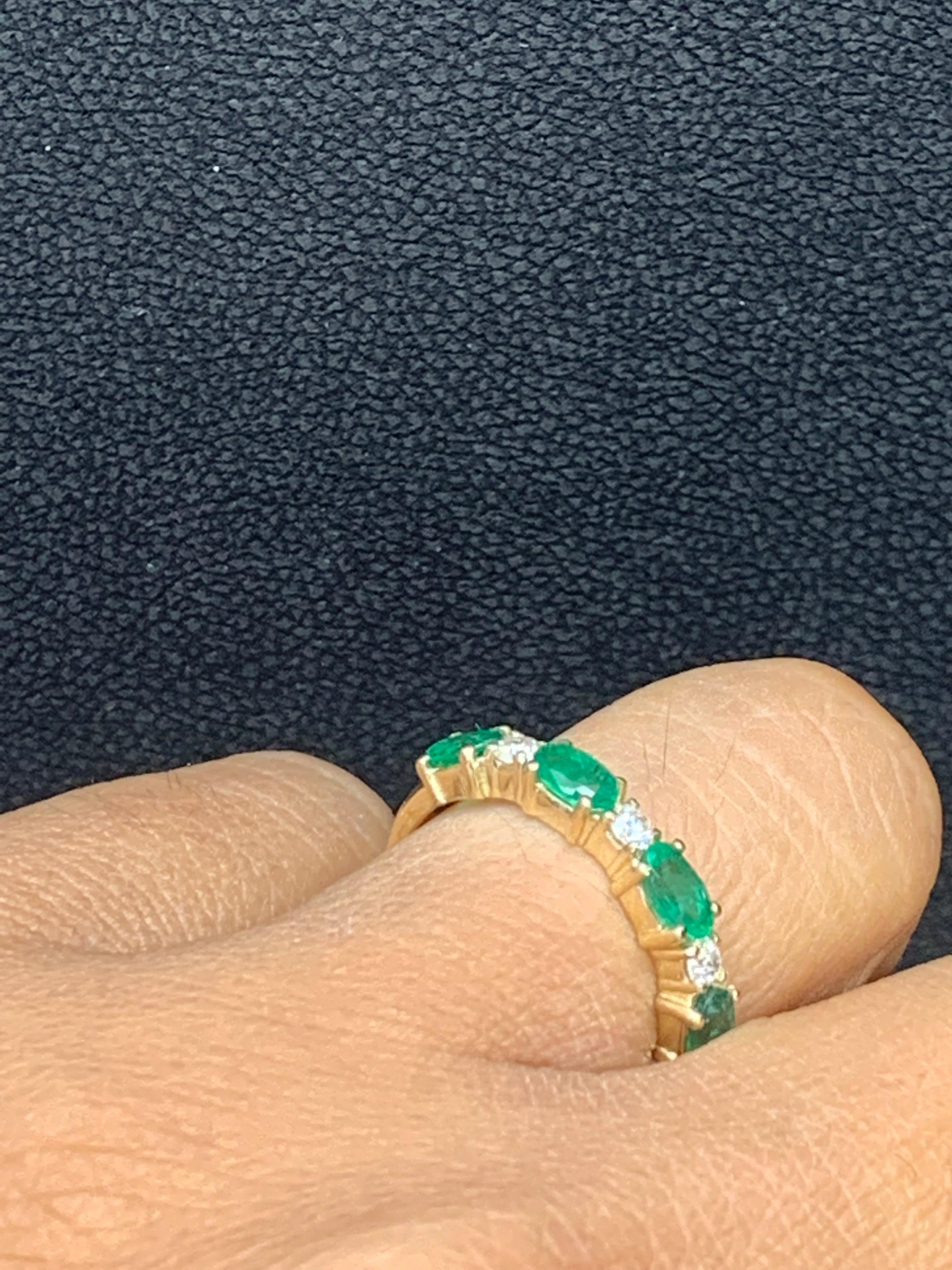 Modern 0.94 Carat Oval Cut Alternating Emerald Diamond Wedding Band in 14k Yellow Gold For Sale