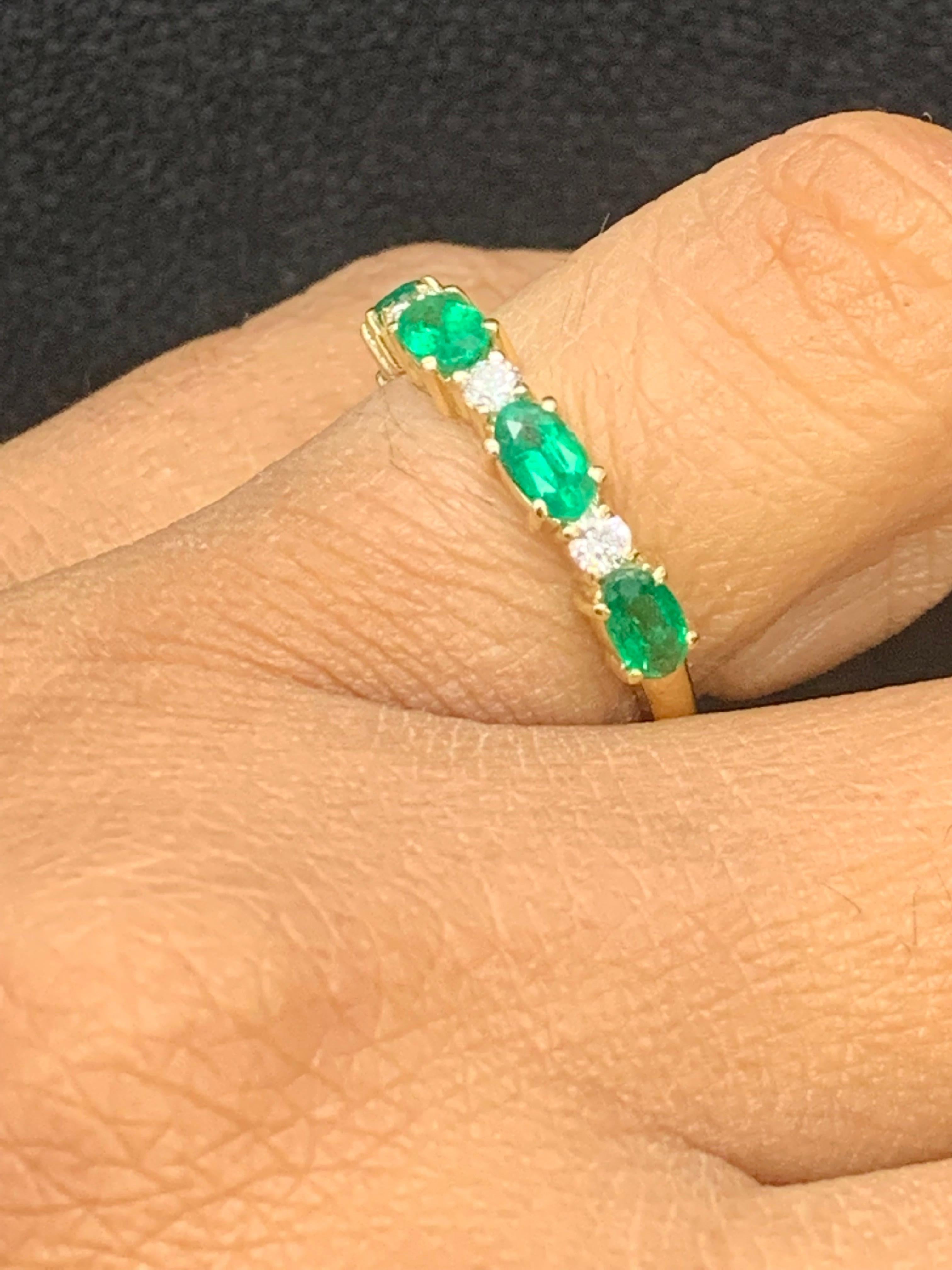 0.94 Carat Oval Cut Alternating Emerald Diamond Wedding Band in 14k Yellow Gold In New Condition For Sale In NEW YORK, NY