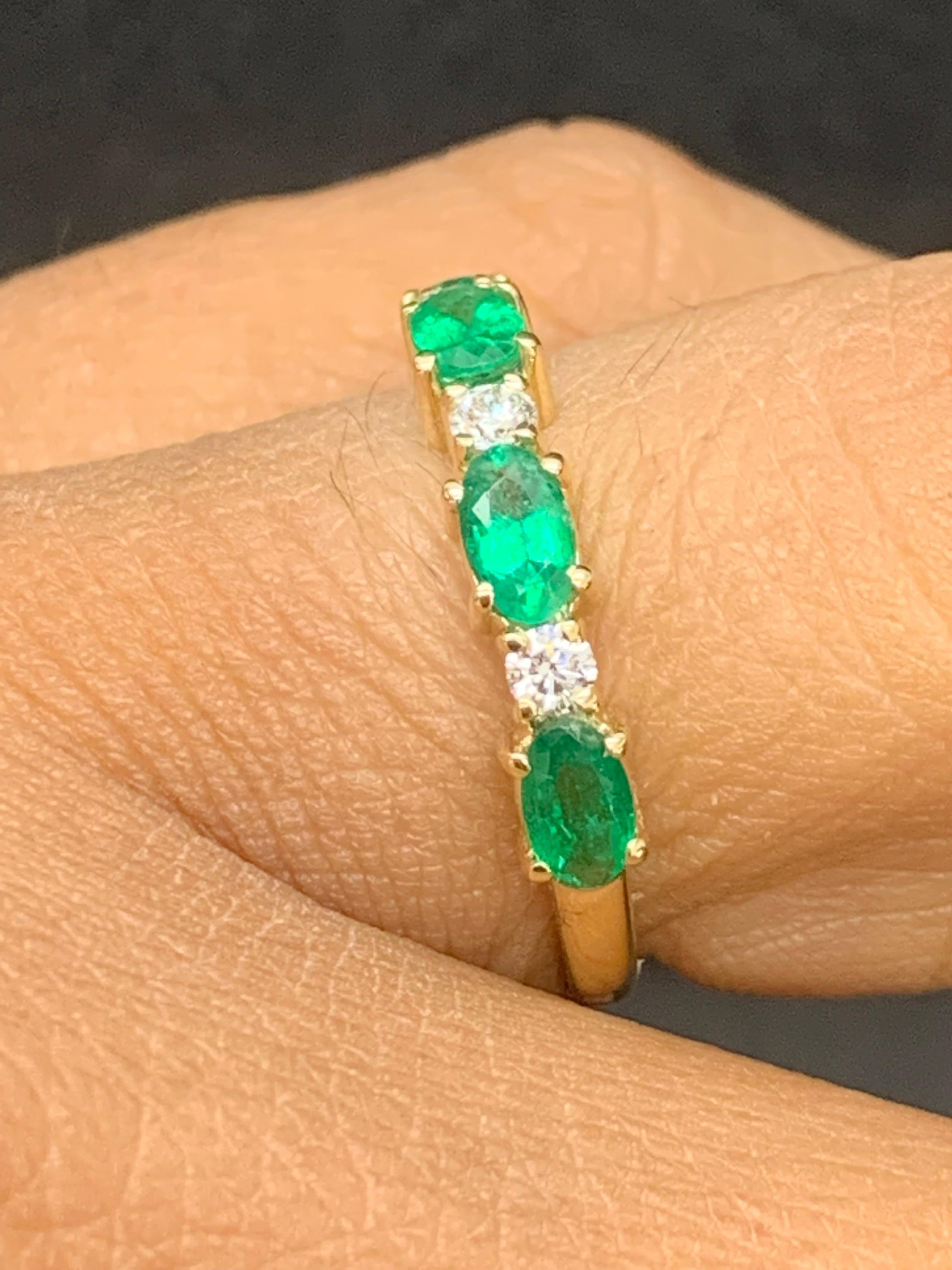 0.94 Carat Oval Cut Alternating Emerald Diamond Wedding Band in 14k Yellow Gold For Sale 1
