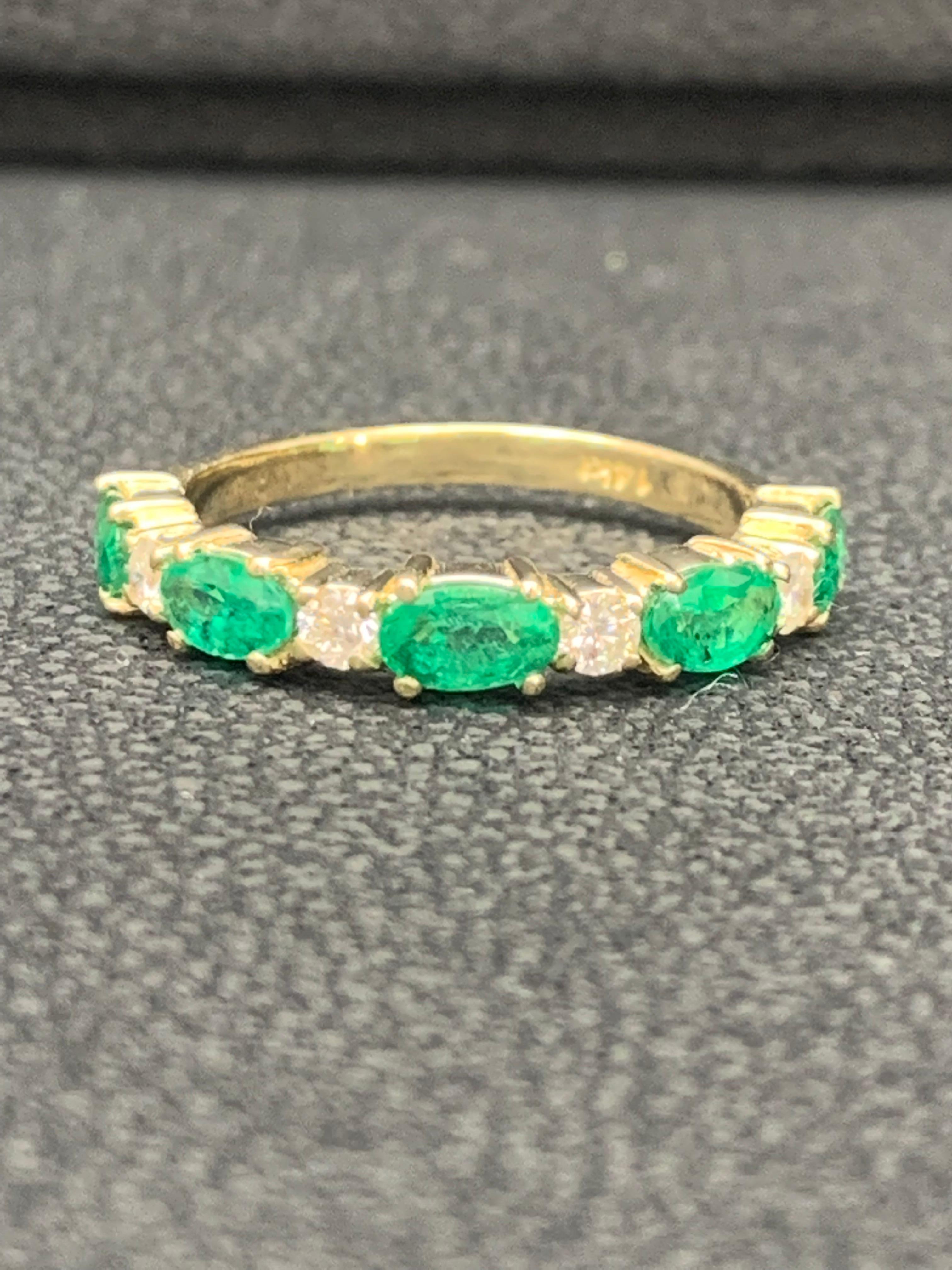 0.94 Carat Oval Cut Alternating Emerald Diamond Wedding Band in 14k Yellow Gold For Sale 4