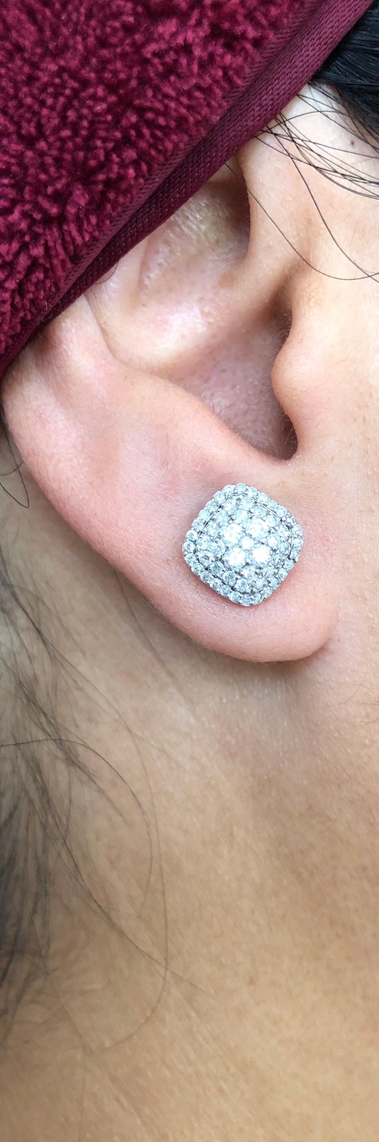 0.94 Carat Round Diamond 14 Karat White Gold Cluster Stud Earrings In New Condition In Los Angeles, CA
