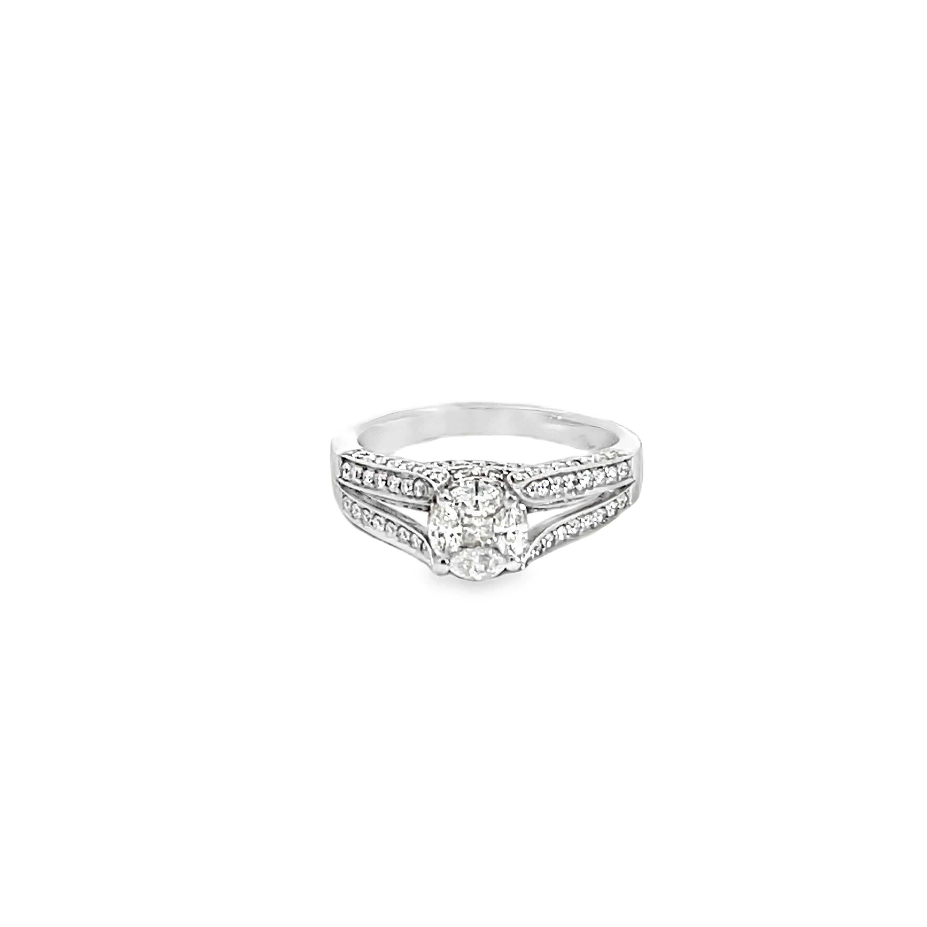Dieser atemberaubende Ring ist mit einem wunderschönen runden Cluster aus weißen Diamanten versehen, der aus Marquee- und runden Diamanten besteht und von einem Diamant-Halo umgeben ist. Der Diamant-Cluster sitzt auf einem doppelten Diamant-Schaft.