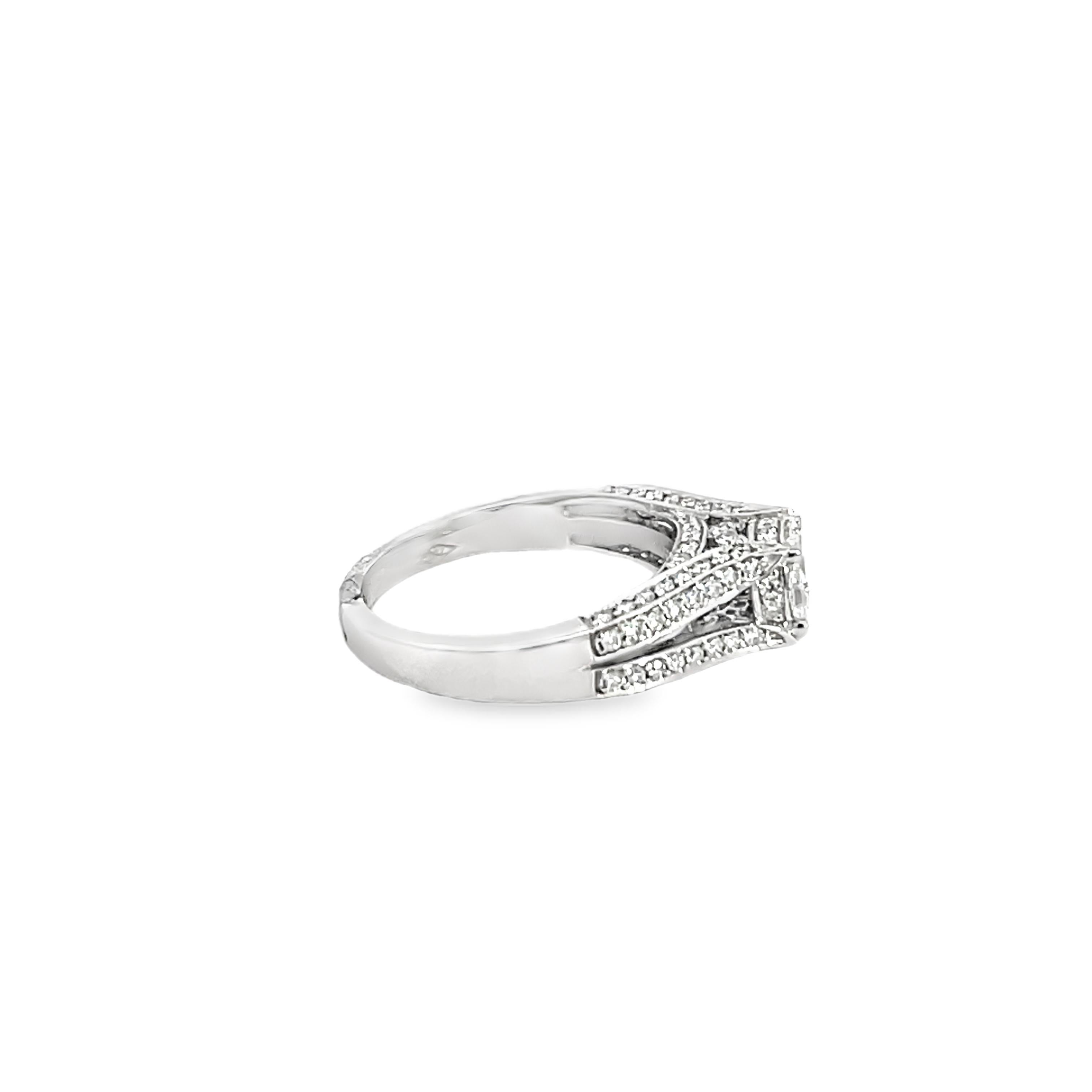 0,94 Karat runder Diamant-Cluster-Ring im Zustand „Neu“ im Angebot in Great Neck, NY