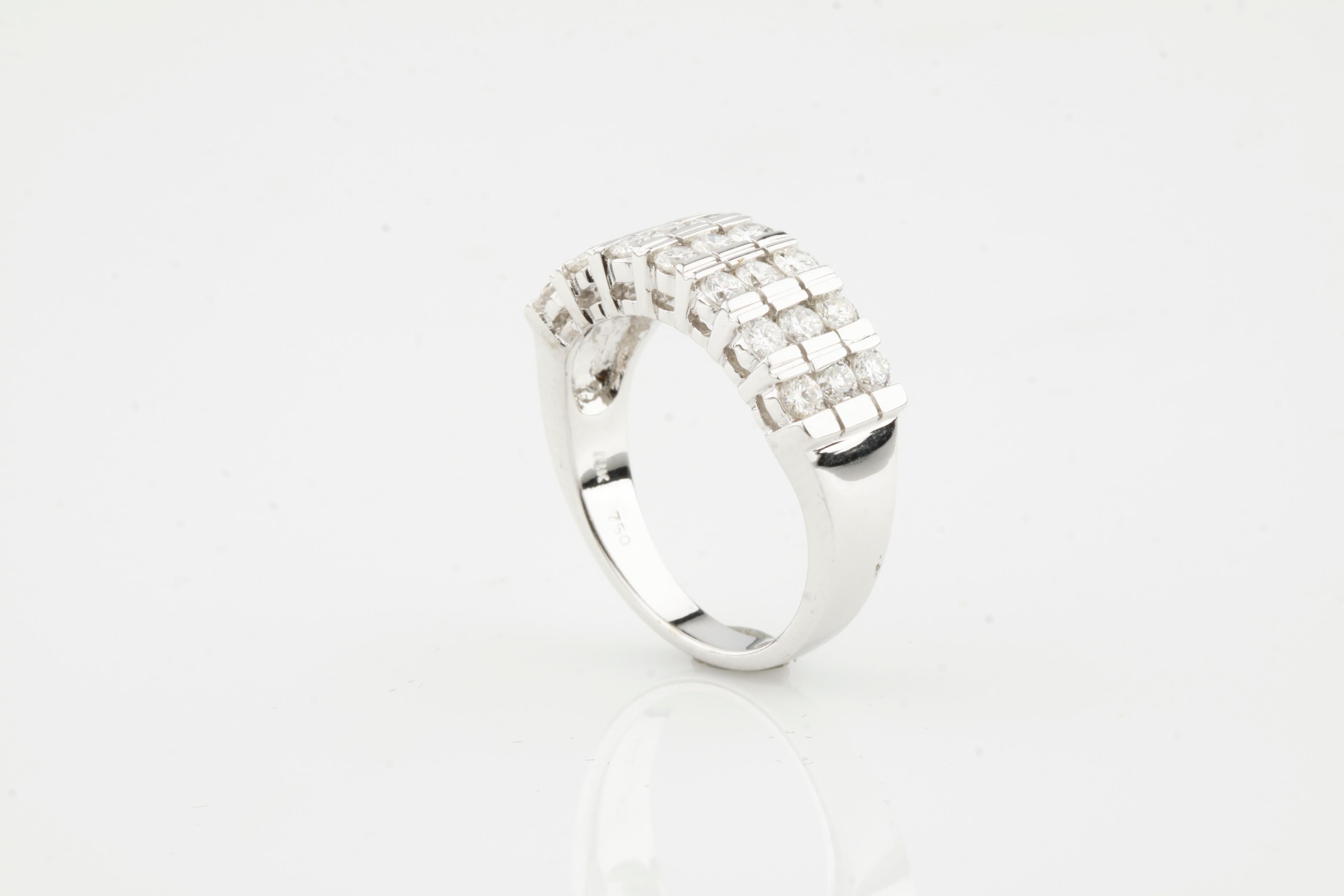 Round Cut 0.94 Carat Round Diamond Plaque Ring in White Gold For Sale