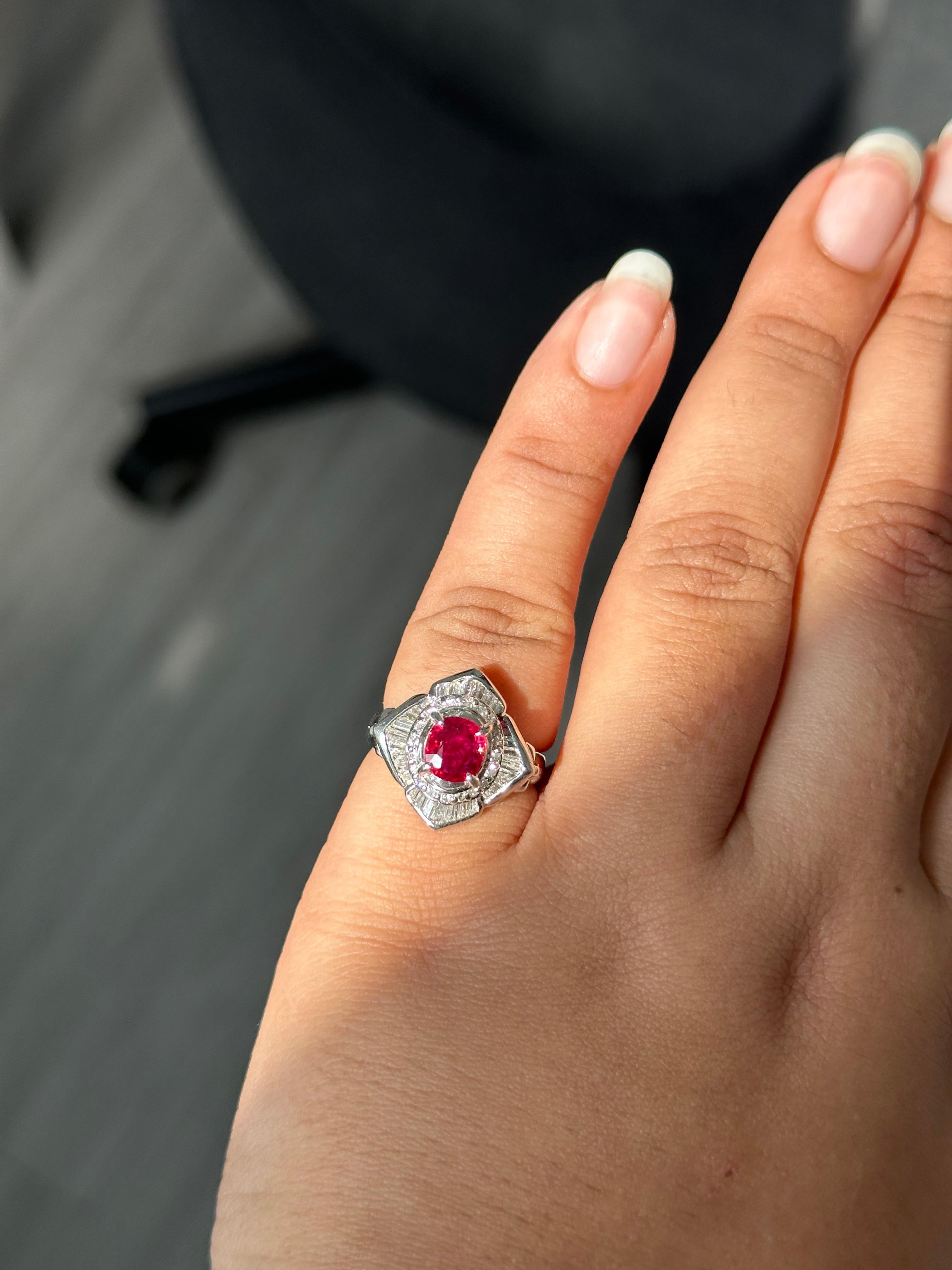 Élégante et intemporelle, cette bague d'inspiration Art déco est ornée d'un rubis naturel de 0,94 carat, point de mire vibrant, qui rayonne d'une couleur rouge profond et d'un charme classique. Encadré de 0,60 carats de diamants naturels dans un