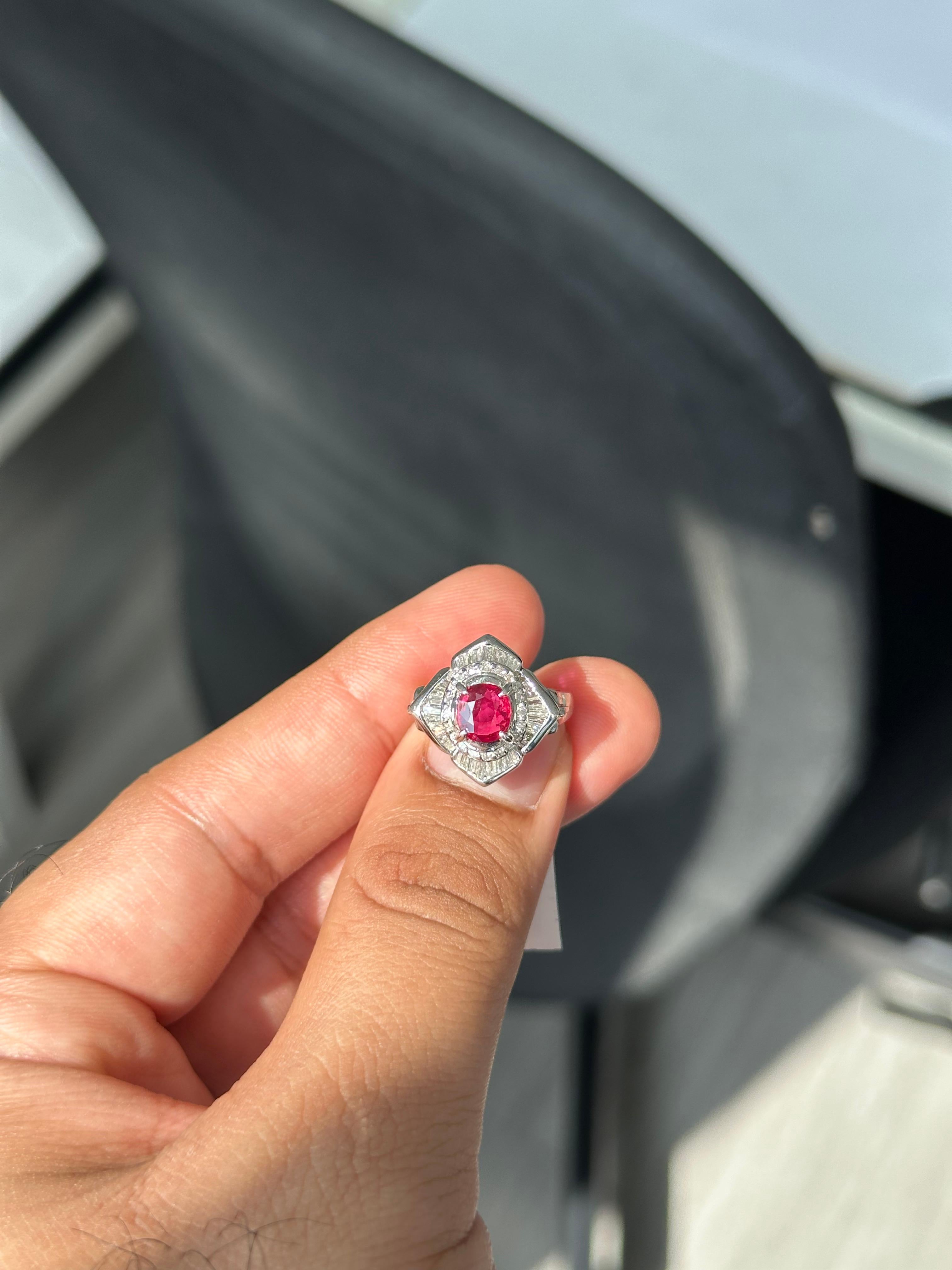 Taille ovale Bague Art Déco avec rubis et diamants de 0,94 carat en vente