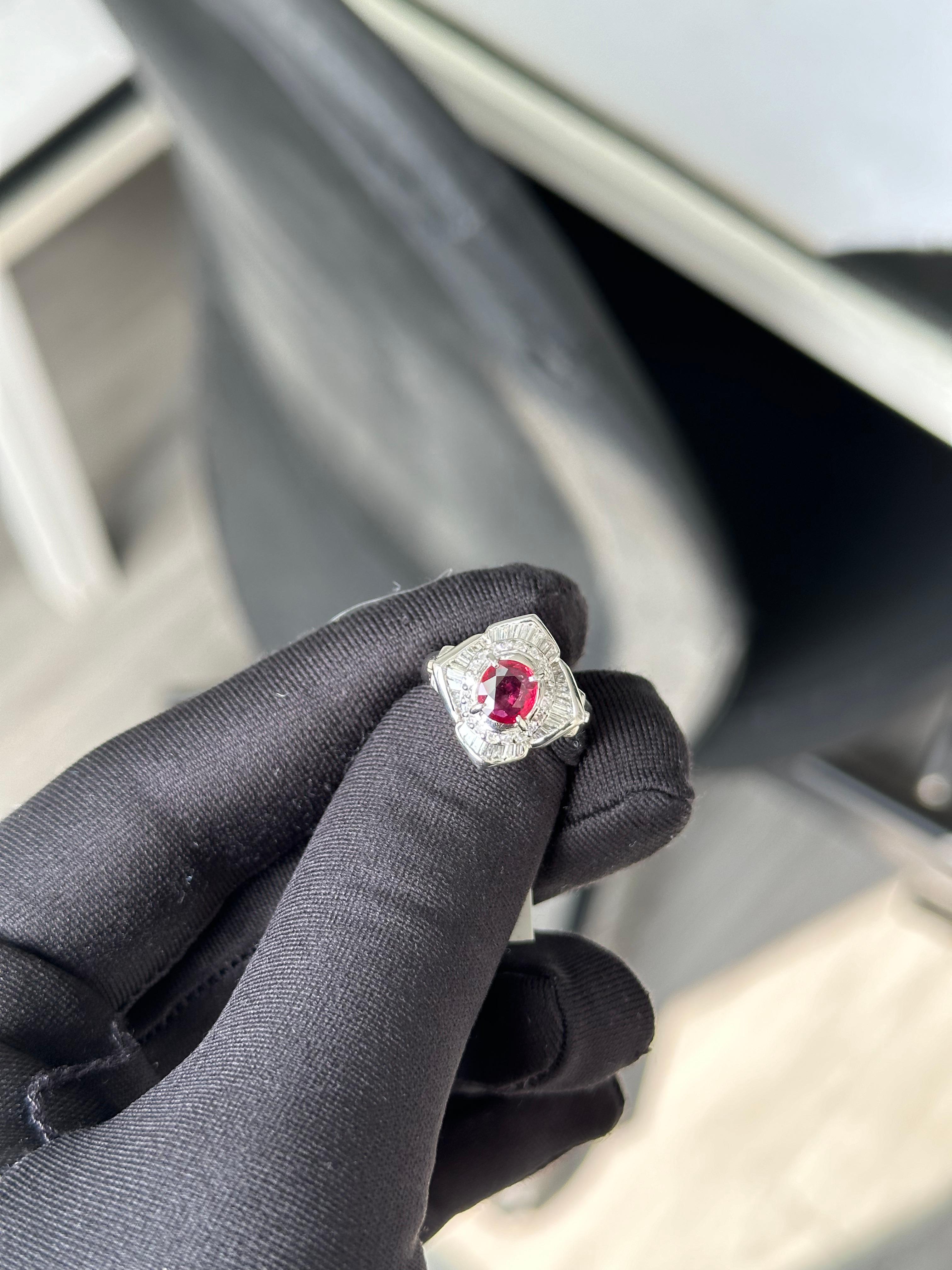 Bague Art Déco avec rubis et diamants de 0,94 carat Excellent état - En vente à Bangkok, TH
