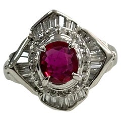 Bague Art Déco avec rubis et diamants de 0,94 carat