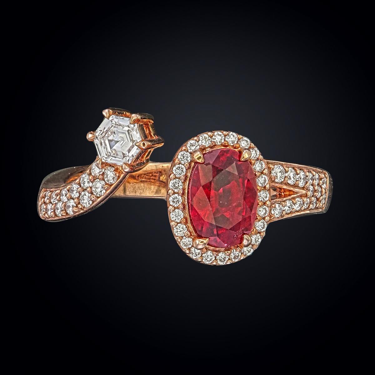 Bague en or blanc 18kt avec rubis et diamants
  
  Couleur de l'or et carat : Or blanc 18kt
  Poids : 4,896 grammes
  
  Ensemble avec...
  Type de pierre : Rubis
  Forme : Ovale
  Carat : 0,94
  Couleur : -
  Clarté : -
  
  Pierres environnantes :