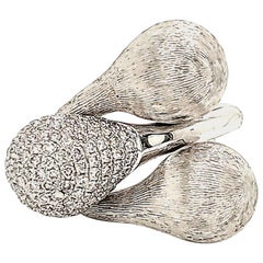 0.94 Carat White Diamond and White Gold Modern Fashion Ring