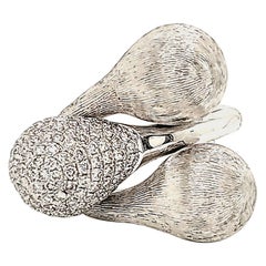 0.94 Carat White Diamond and White Gold Modern Fashion Ring