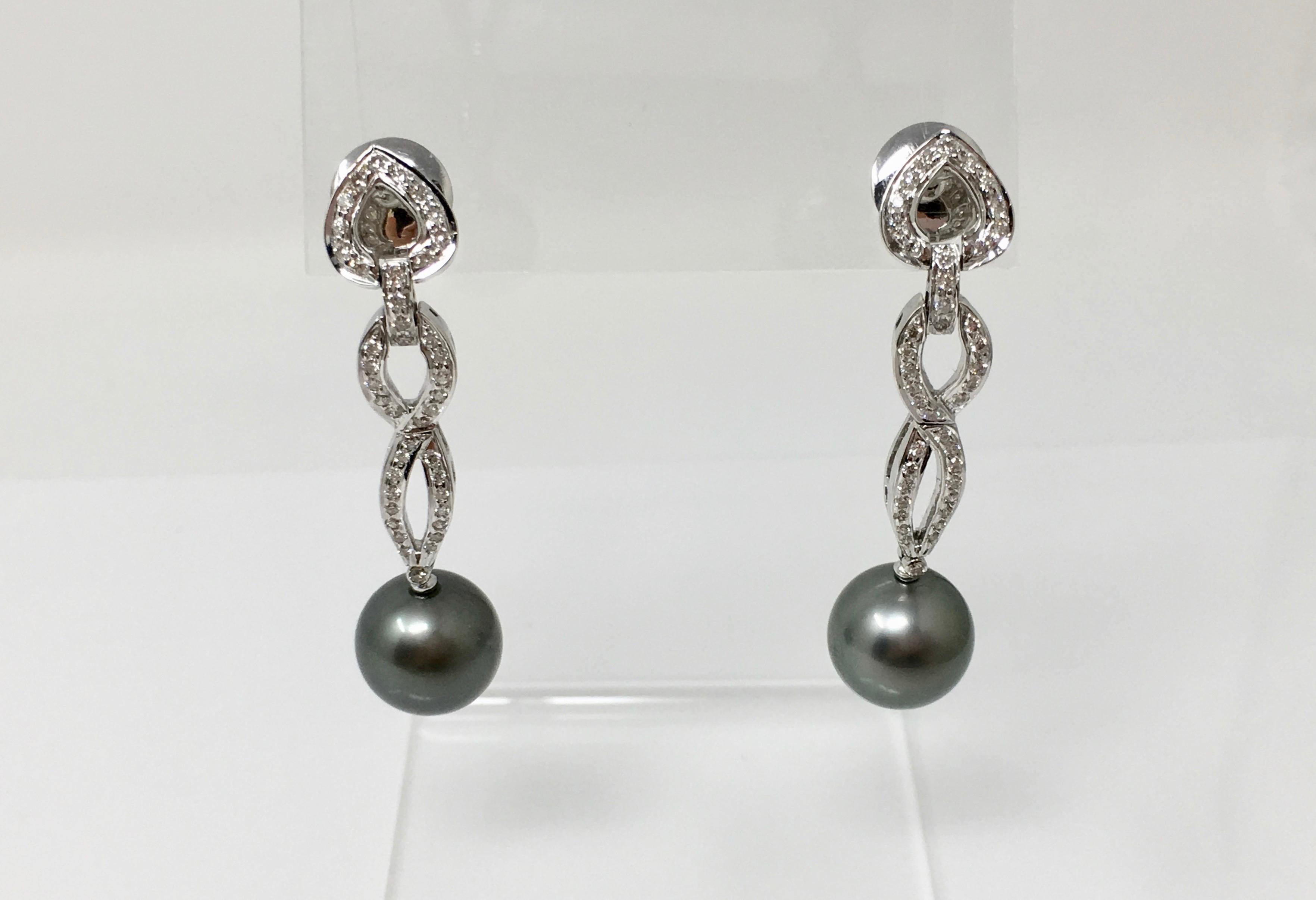  White Round Brilliant and Gray South Sea Pearl Pendant Set In 18K White Gold .  In New Condition For Sale In New York, NY