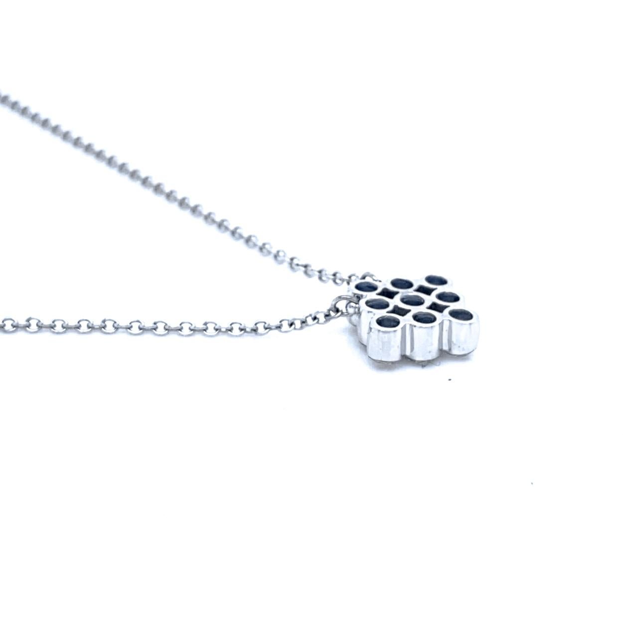 Taille ronde Collier à pendentif diagonale en or 18 carats serti invisible de 0,94 carat avec chaîne en or 14 carats en vente