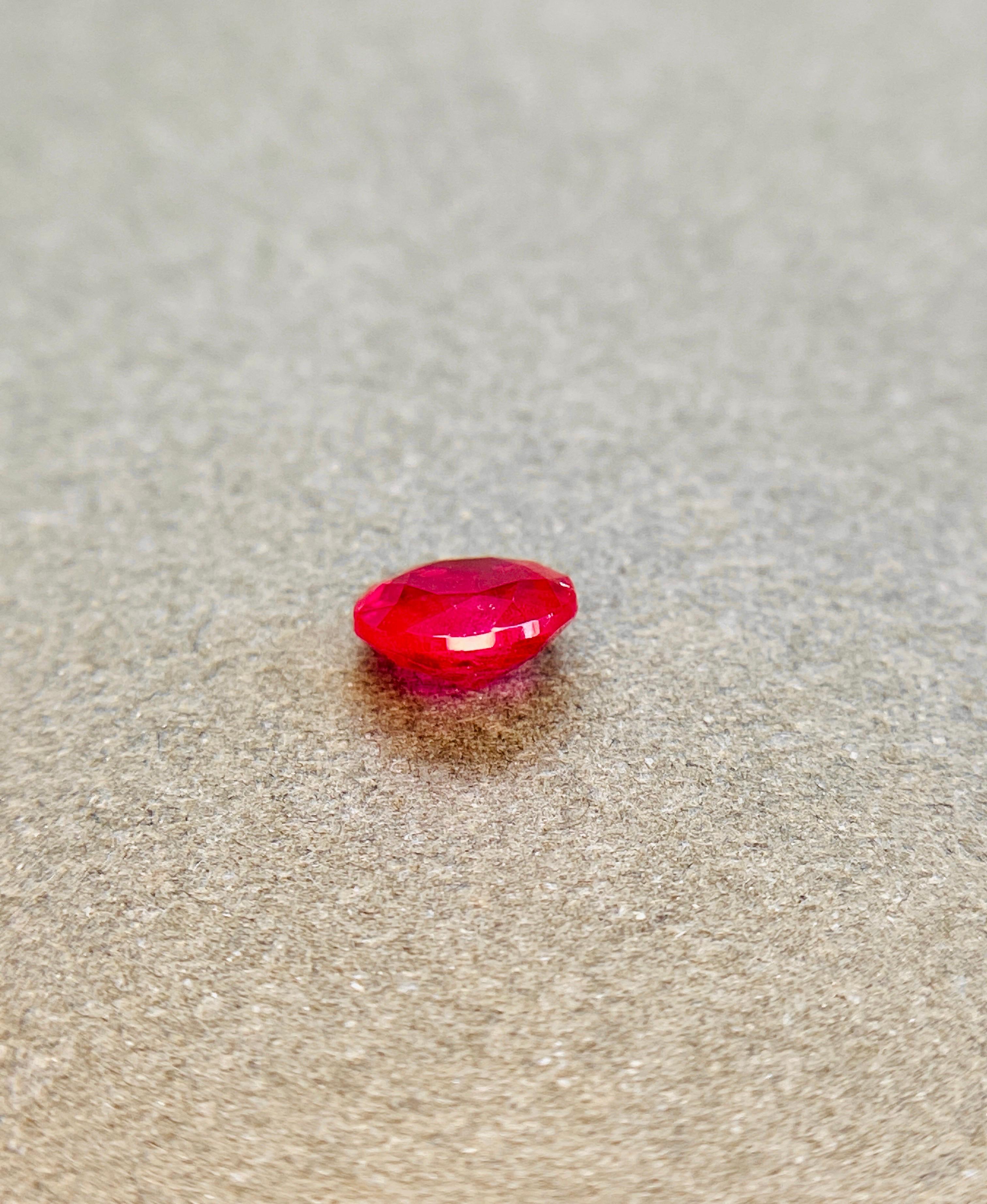 RMA64
Guild Certified Burma Ruby Pigeon Blood Color non riscaldato Qualità occhi puliti 

DESCRIZIONE DELLA GEMMA:  
Specie:   Corumdum
Varietà:  Ruby (Birmania)
Peso:  0,94ct 
Colore:  Sangue di piccione 
Tagliare:   Eccellente
Chiarezza:  Occhi