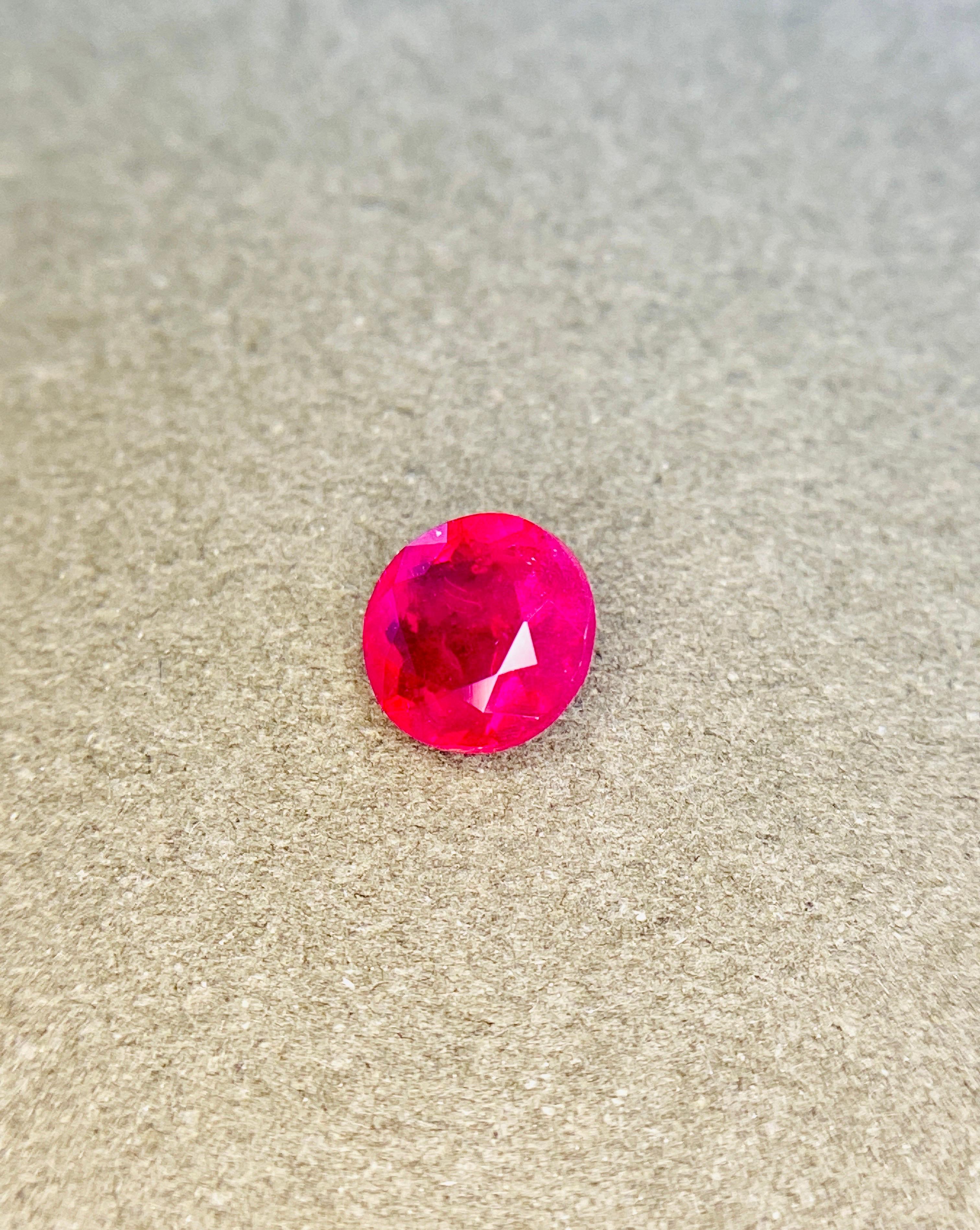 Taglio brillante 0,94 Ct Certificato Guild Rubino di Burma Non Riscaldato Colore sangue di piccione in vendita