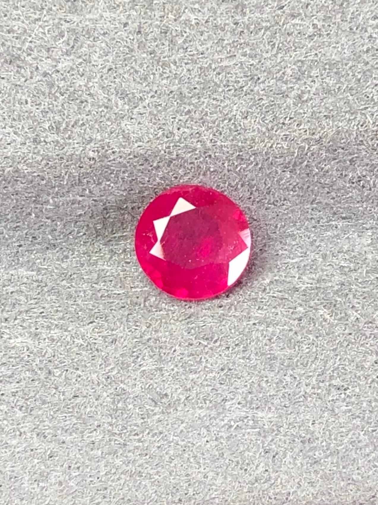Taglio rotondo 0,94 Ct Certificato Guild Rubino di Burma Non Riscaldato Colore sangue di piccione in vendita