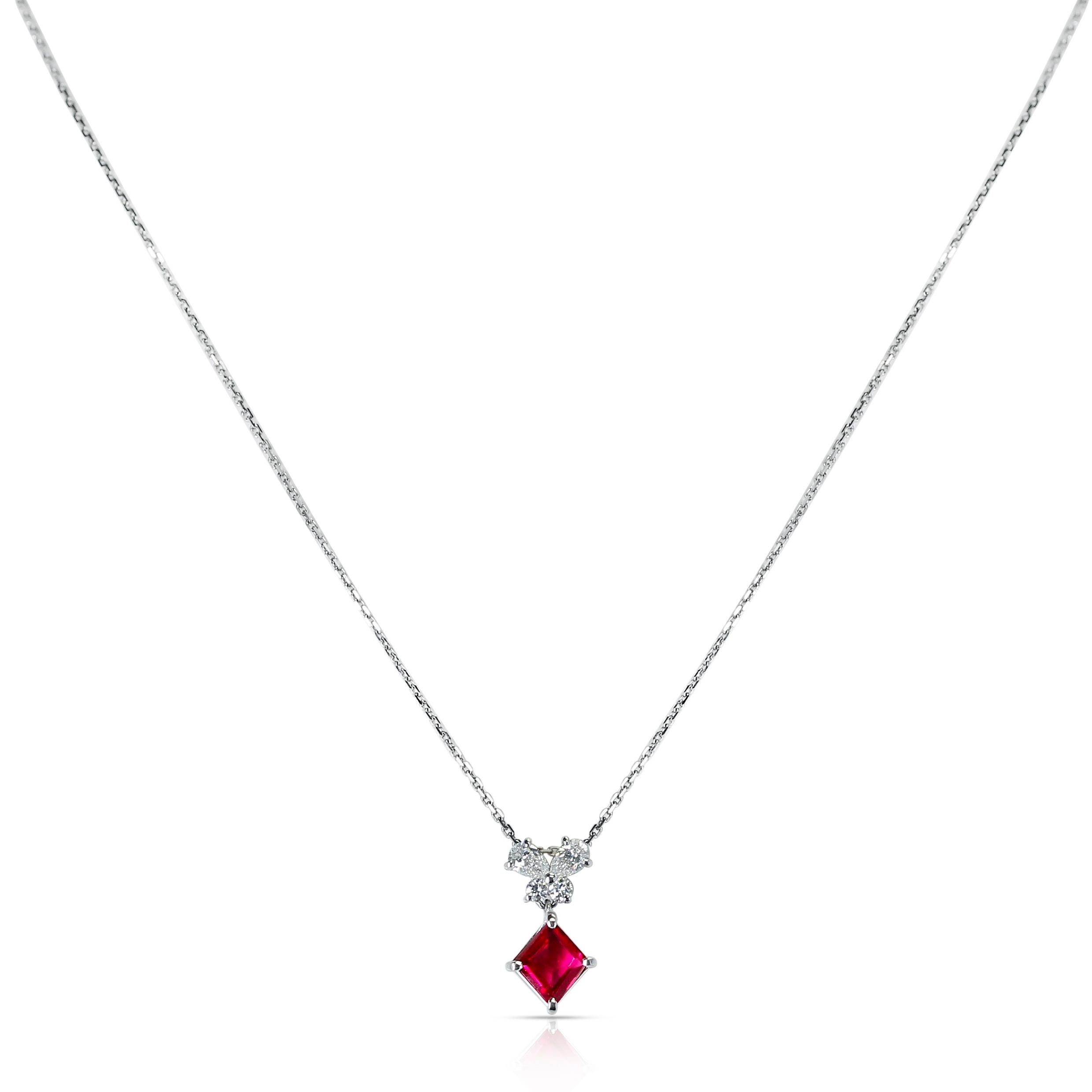 A 0.94 ct. Rubis et 0,32 ct. Collier pendentif en diamants réalisé en platine. Le poids total du collier est de 3,82 grammes. 
