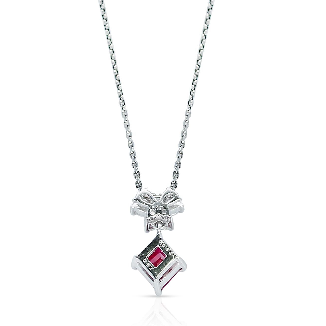 Taille carrée 0,94 carat Rubis et 0,32 carat Collier à pendentif en platine et diamants en vente