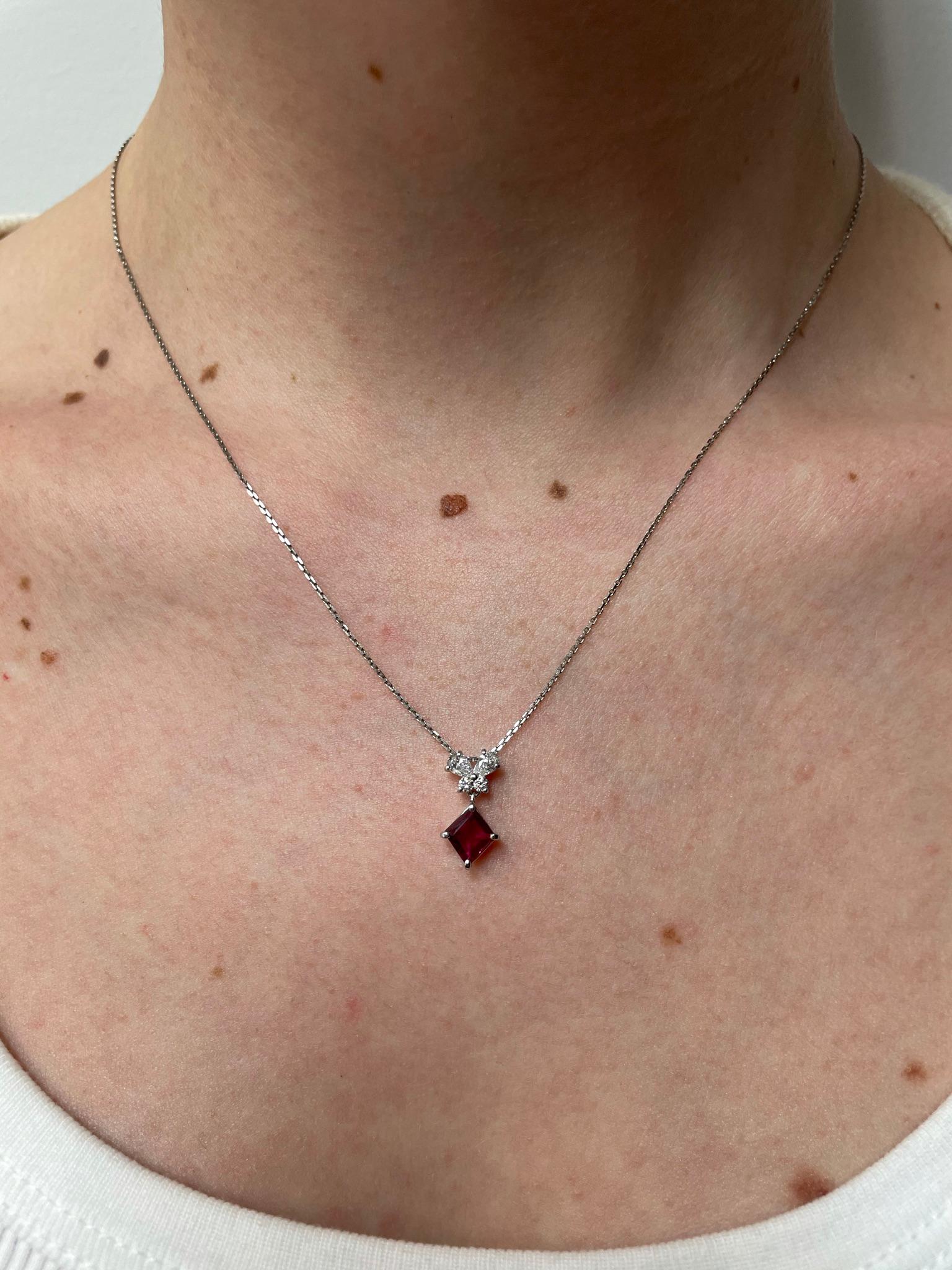 0.94 Ct. Ruby and 0.32 Ct. Diamonds Pendant Necklace, Platinum In Excellent Condition For Sale In New York, NY